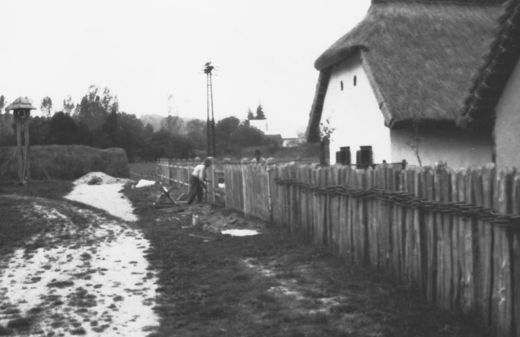 Készül a nagykorpádi telek utcai kerítése. ÉK-i nézet (Rippl-Rónai Múzeum RR-F)