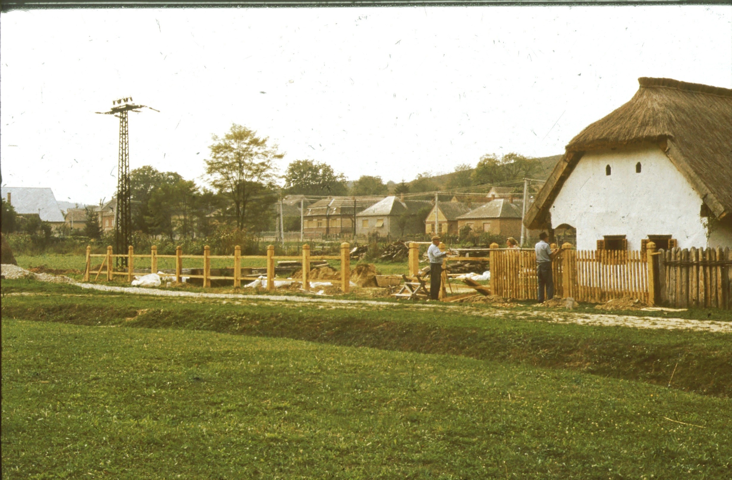 Készül a nagykorpádi telek utcai kerítése. ÉK-i nézet (Rippl-Rónai Múzeum RR-F)