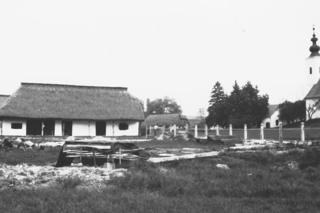 Készül a nagykorpádi telek utcai kerítése. D-i nézet (Rippl-Rónai Múzeum RR-F)