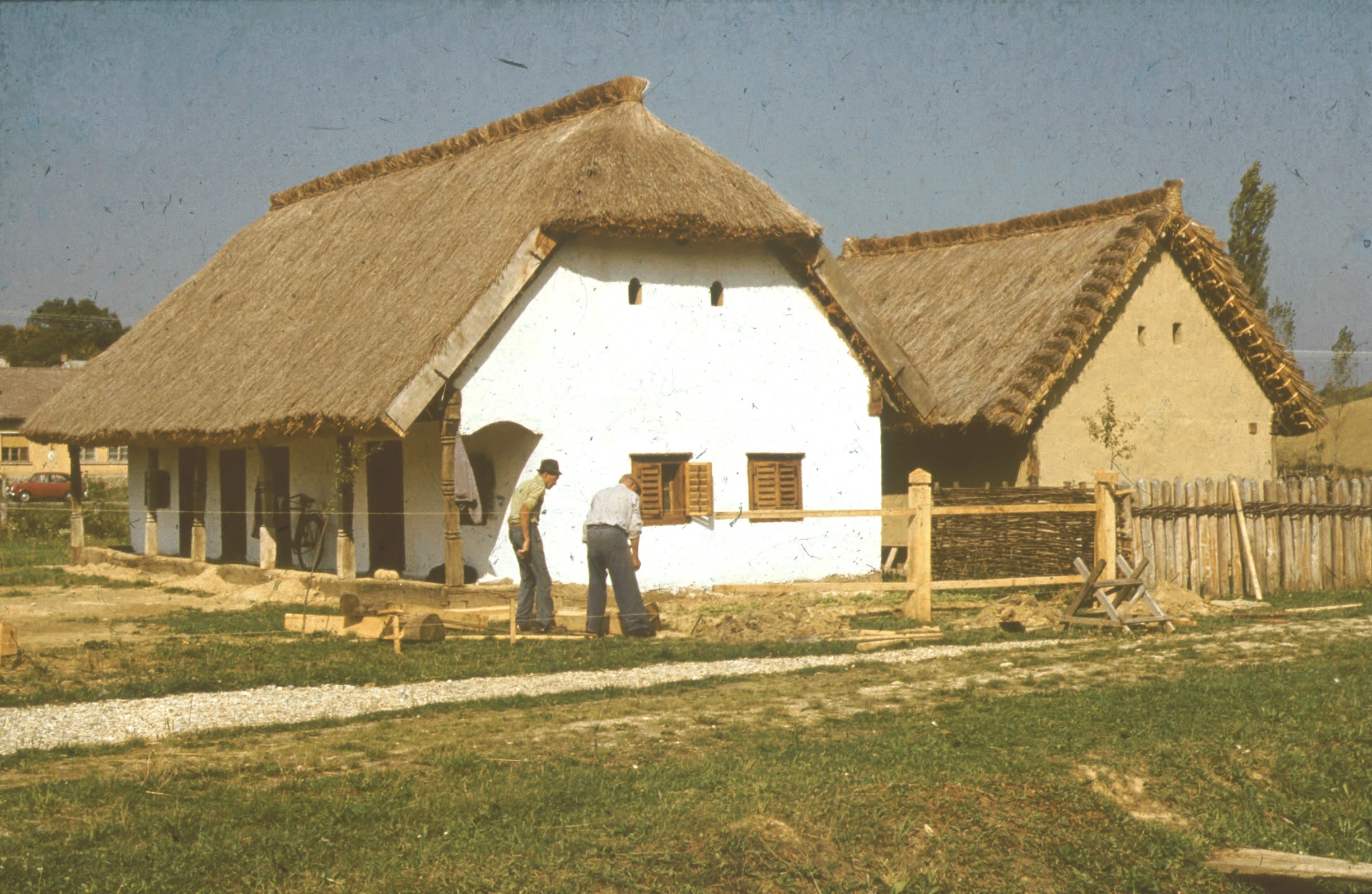 Készül a nagykorpádi telek utcai kerítése. DK-i nézet (Rippl-Rónai Múzeum RR-F)