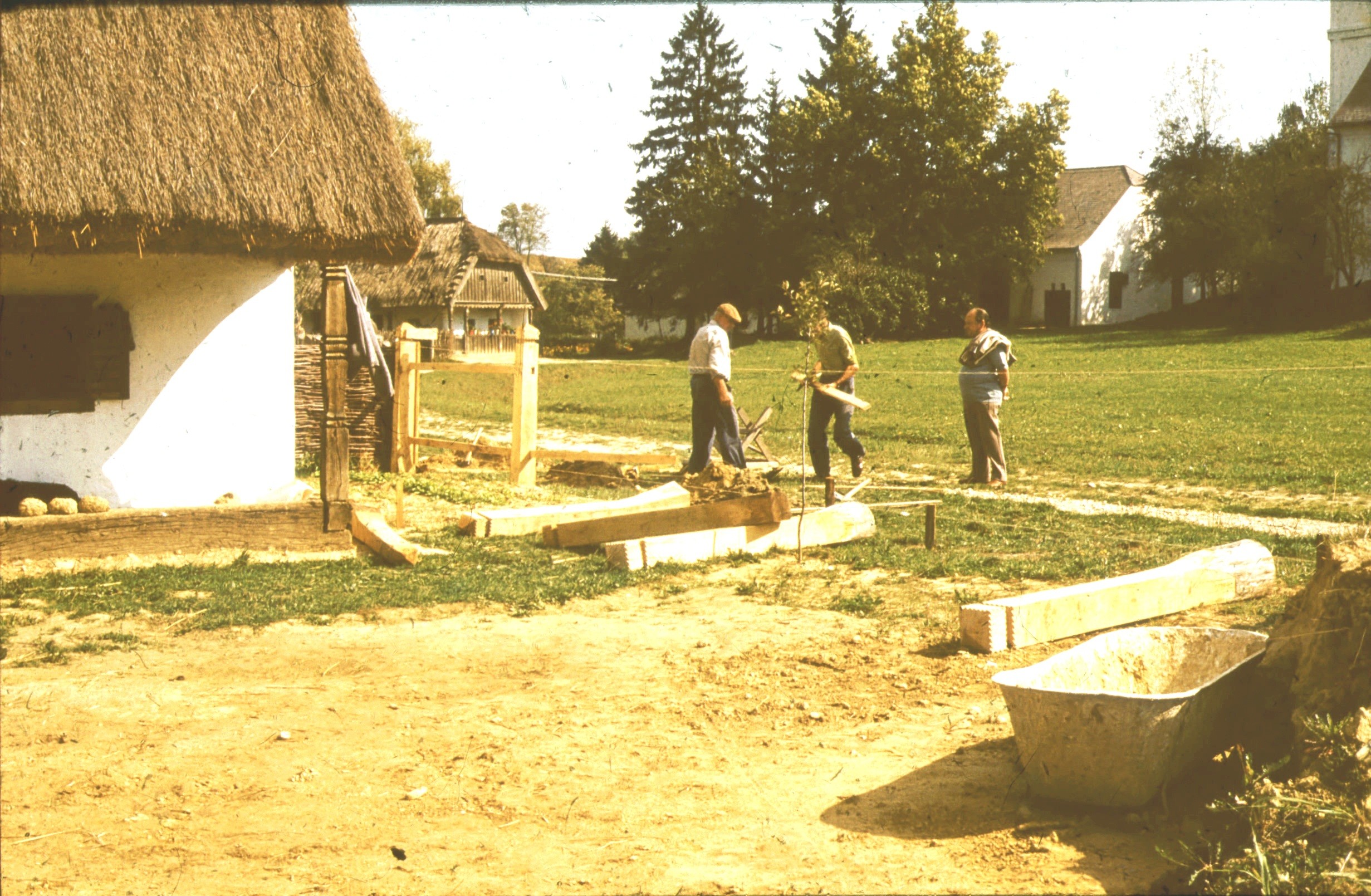 Készül a nagykorpádi telek utcai kerítése. DNy-i nézet (Rippl-Rónai Múzeum RR-F)