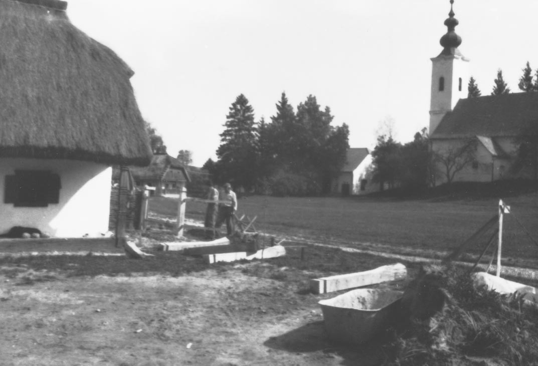 Készül a nagykorpádi telek utcai kerítése. DNy-i nézet (Rippl-Rónai Múzeum RR-F)