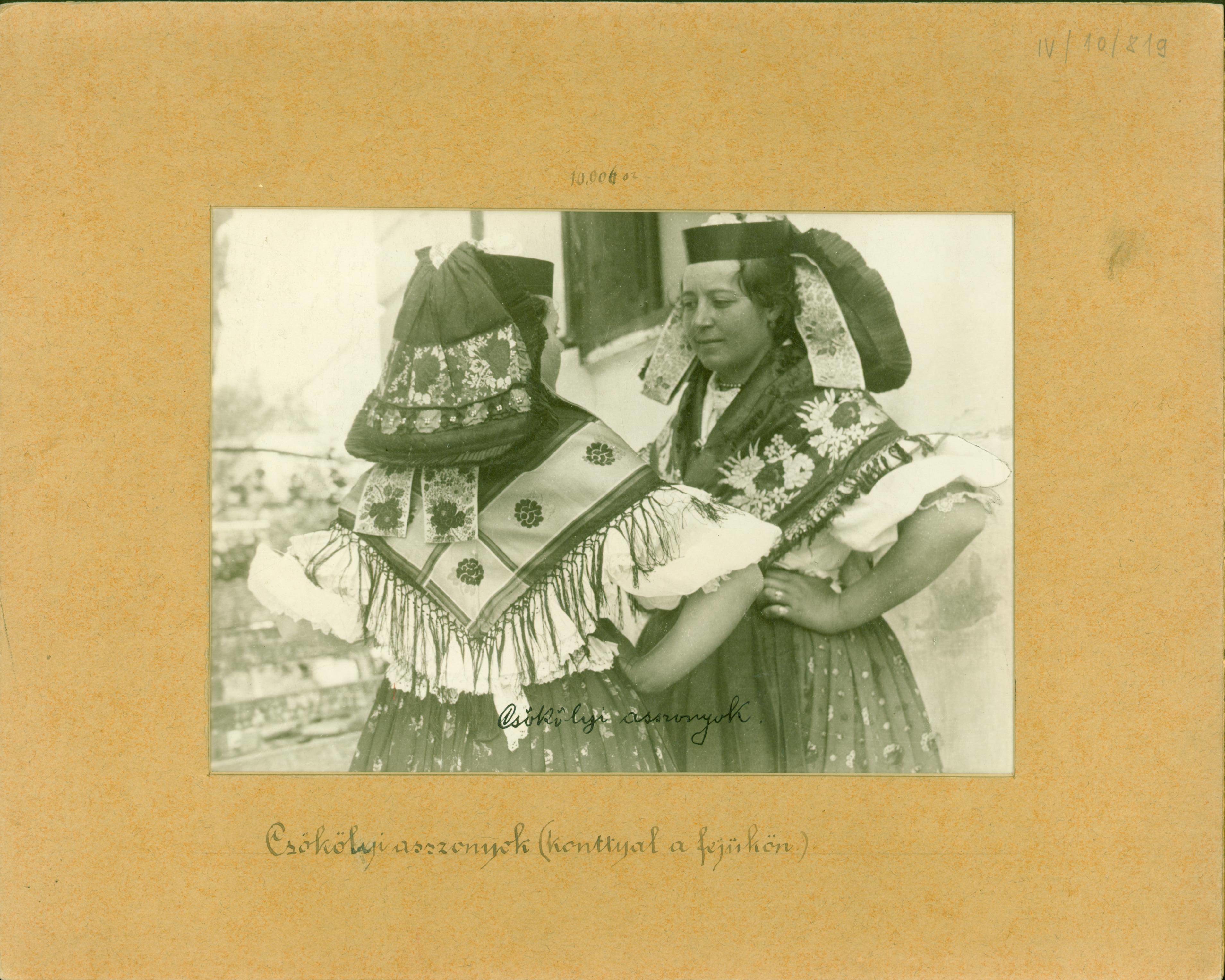 Két kontyos asszony Csökölyből (Rippl-Rónai Múzeum RR-F)