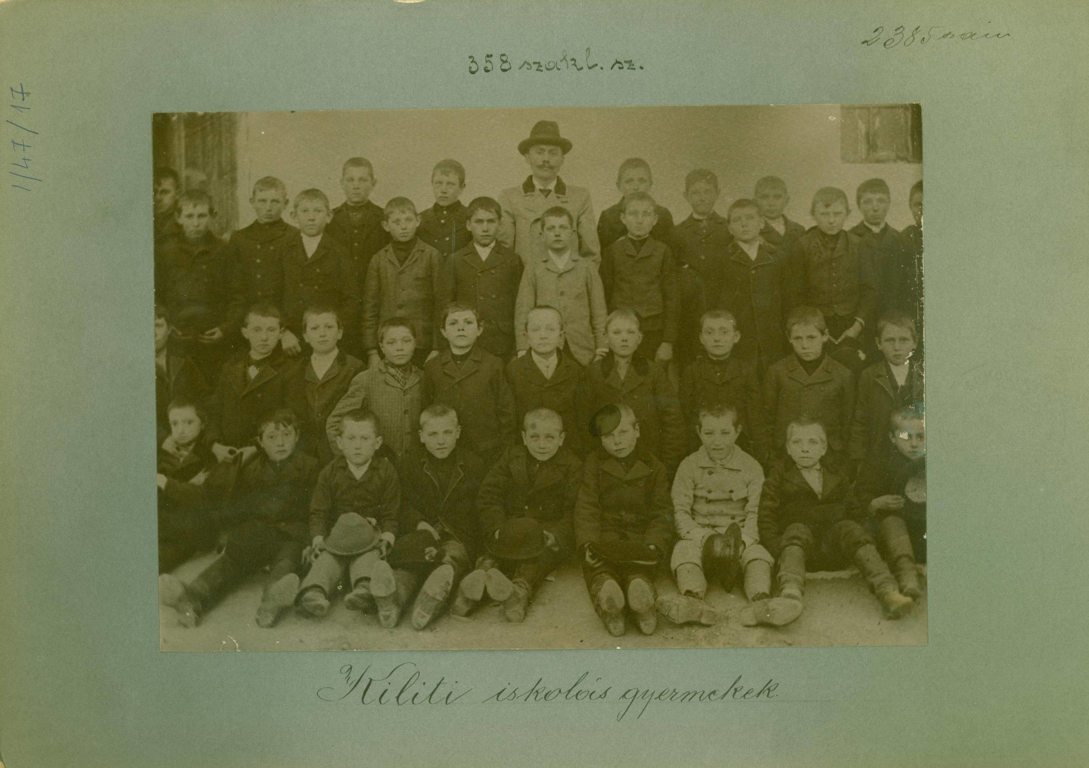 Kiliti iskolás gyermekek (Rippl-Rónai Múzeum RR-F)