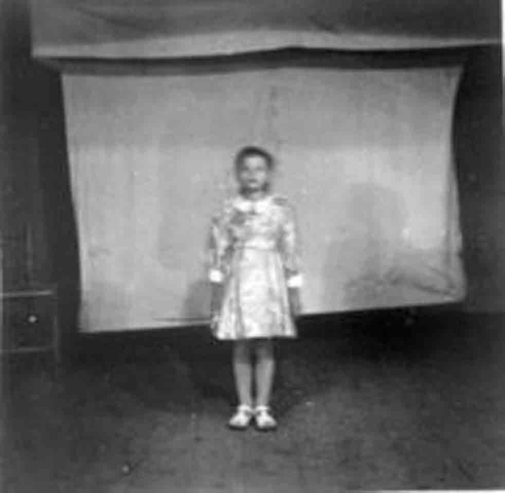 Kislány ünnepi viseletben (Rippl-Rónai Múzeum RR-F)