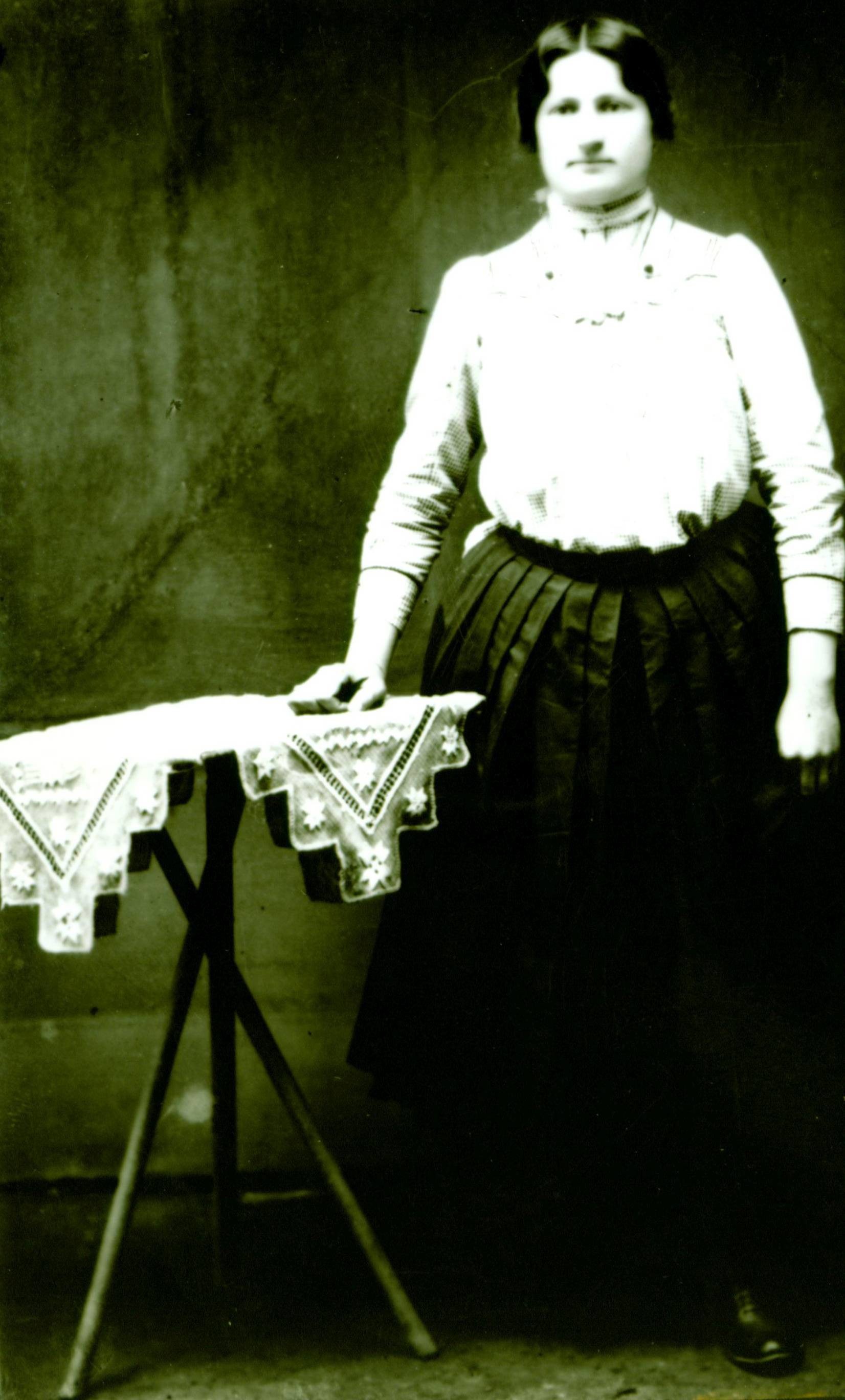 Női paraszt alak asztallal (teljes alakos kép) (Rippl-Rónai Múzeum RR-F)