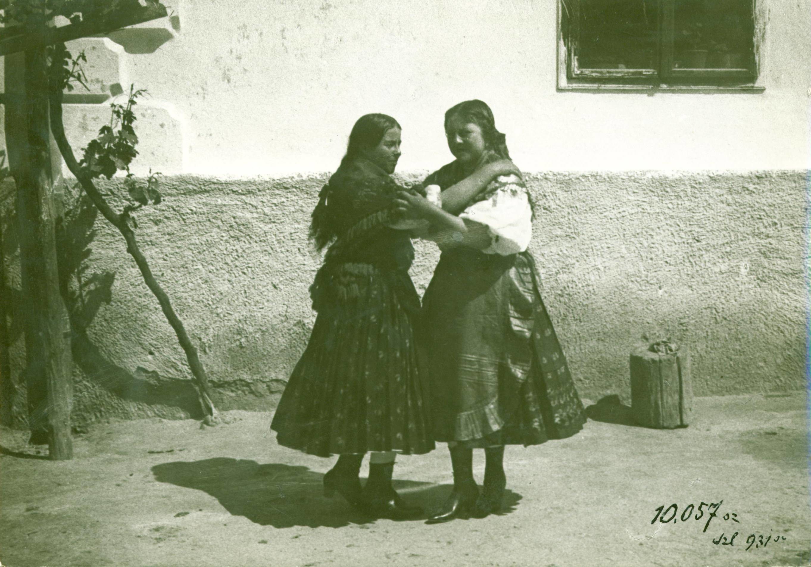 Táncoló csökölyi lányok (Rippl-Rónai Múzeum RR-F)