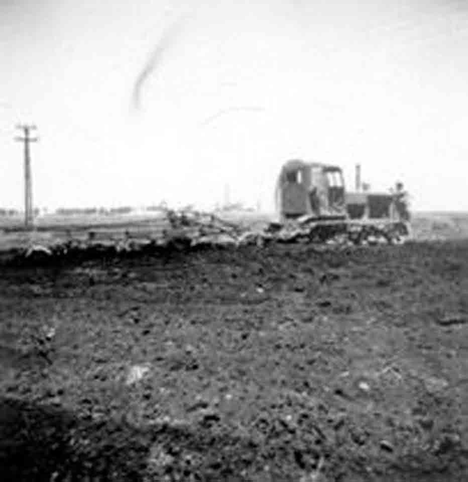 Traktor szántja a berki földet (Rippl-Rónai Múzeum RR-F)
