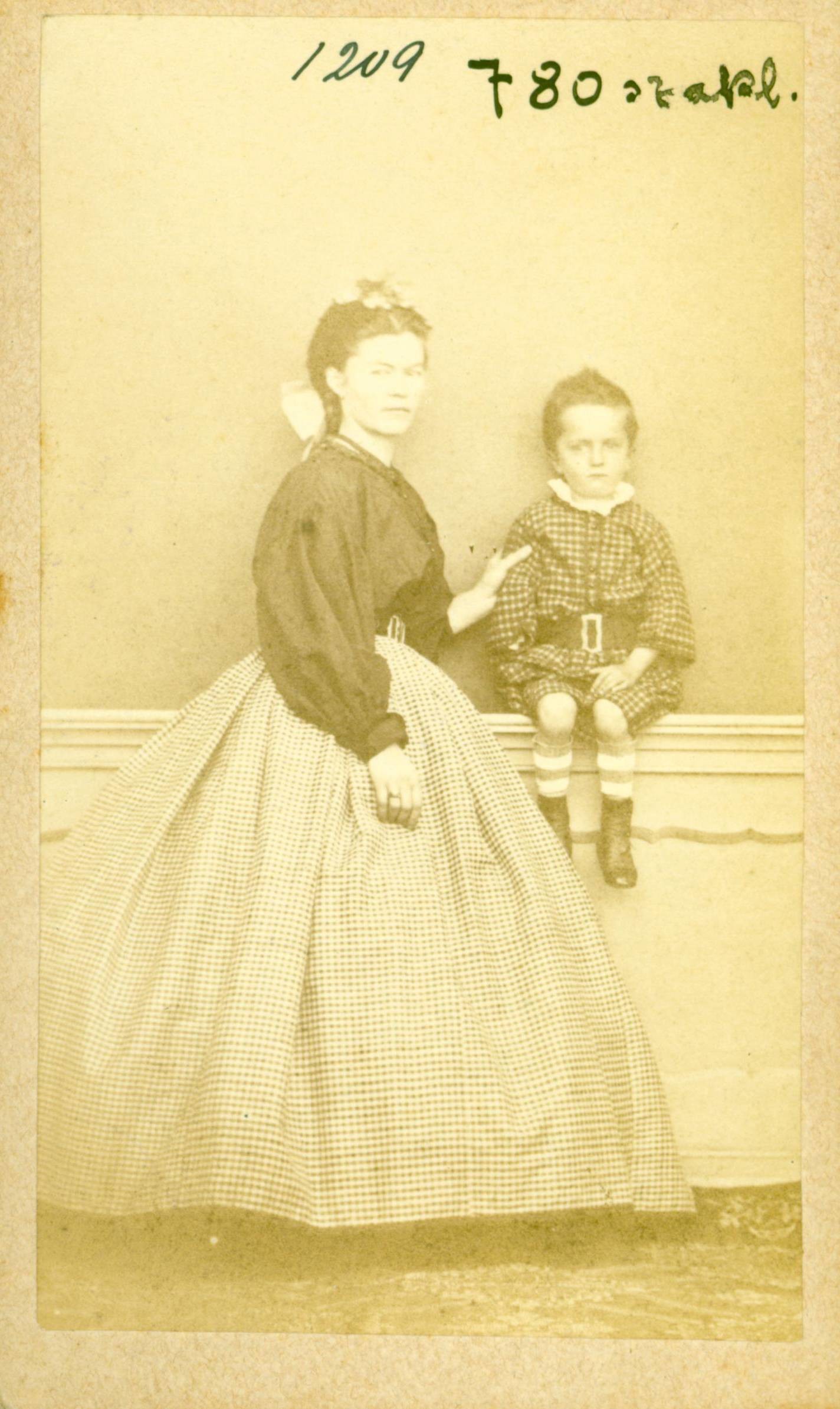 1860-1870 évekbeli női viselet (Rippl-Rónai Múzeum RR-F)