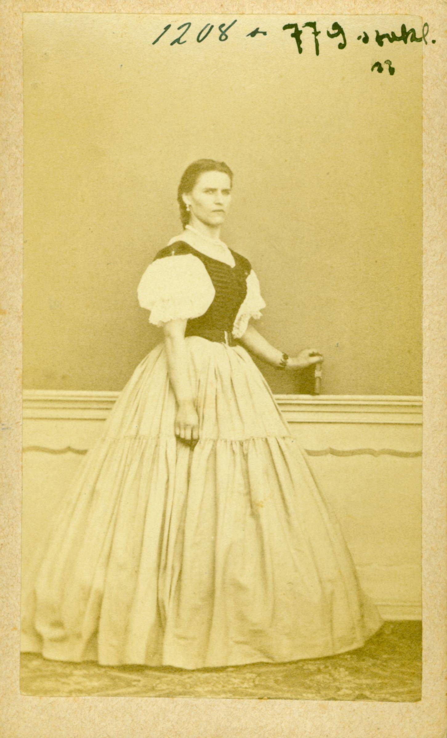 1860-1870 évekbeli úri női viselet (Rippl-Rónai Múzeum RR-F)