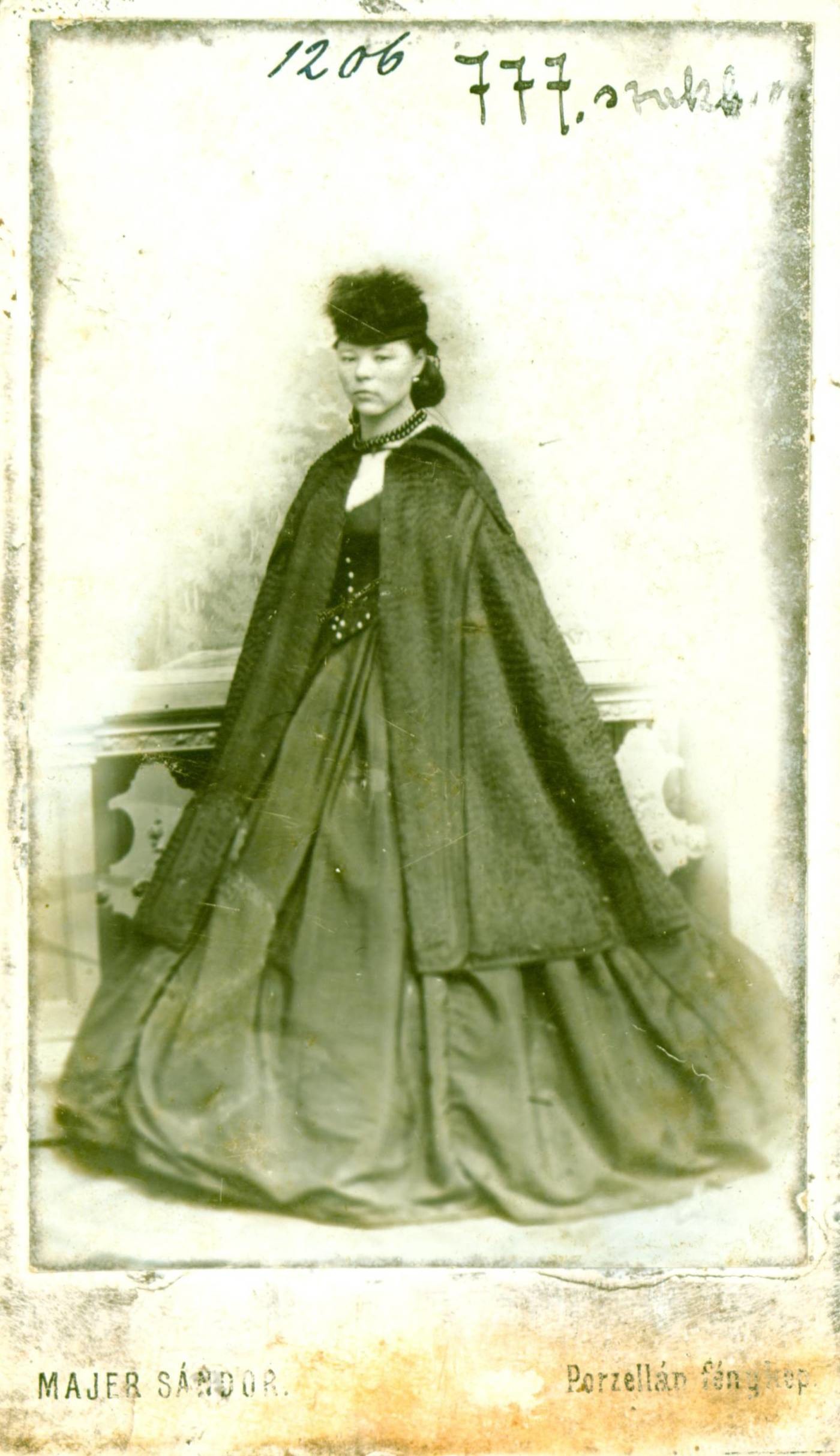 Úri női viselet az 1860-as évekből (Rippl-Rónai Múzeum RR-F)