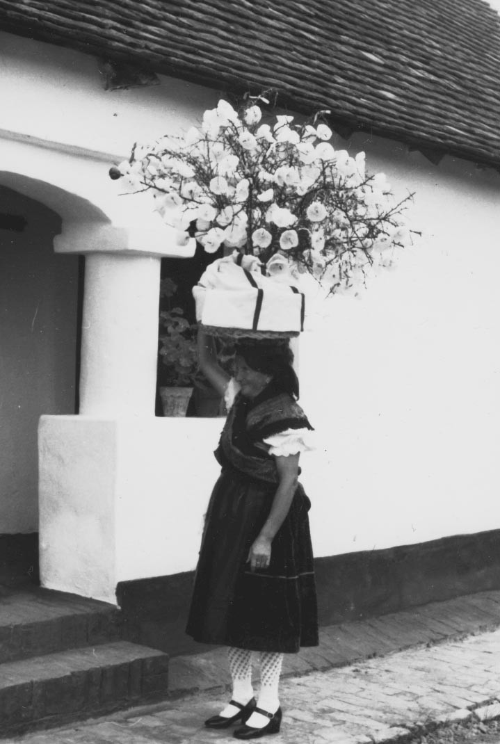 "Búbos ajándék" idős asszony viseletben (Rippl-Rónai Múzeum RR-F)