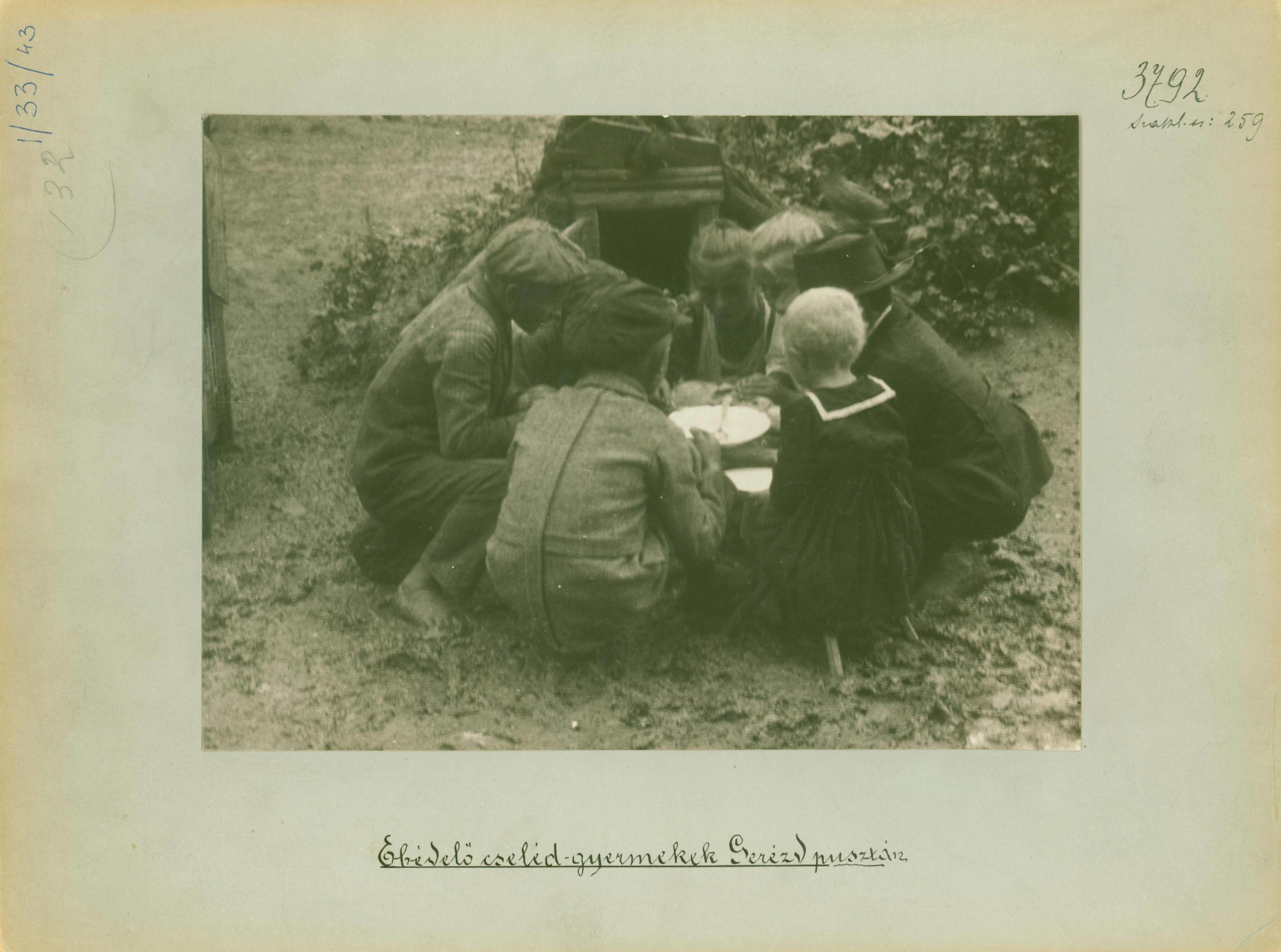 Ebédelő cselédgyermekek Gerézdpusztán (Rippl-Rónai Múzeum RR-F)
