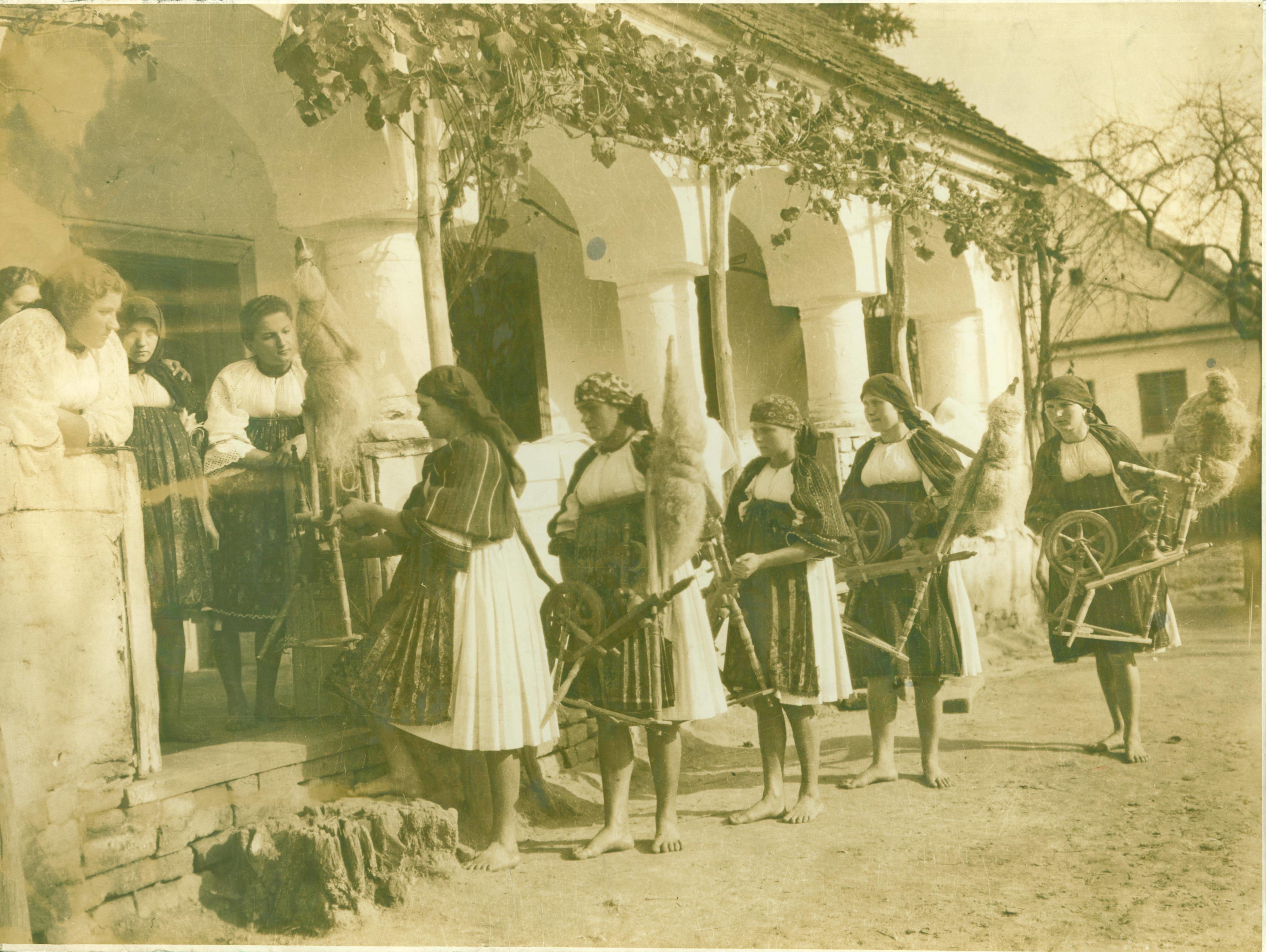 Fonóba menő horvát lányok (Rippl-Rónai Múzeum RR-F)