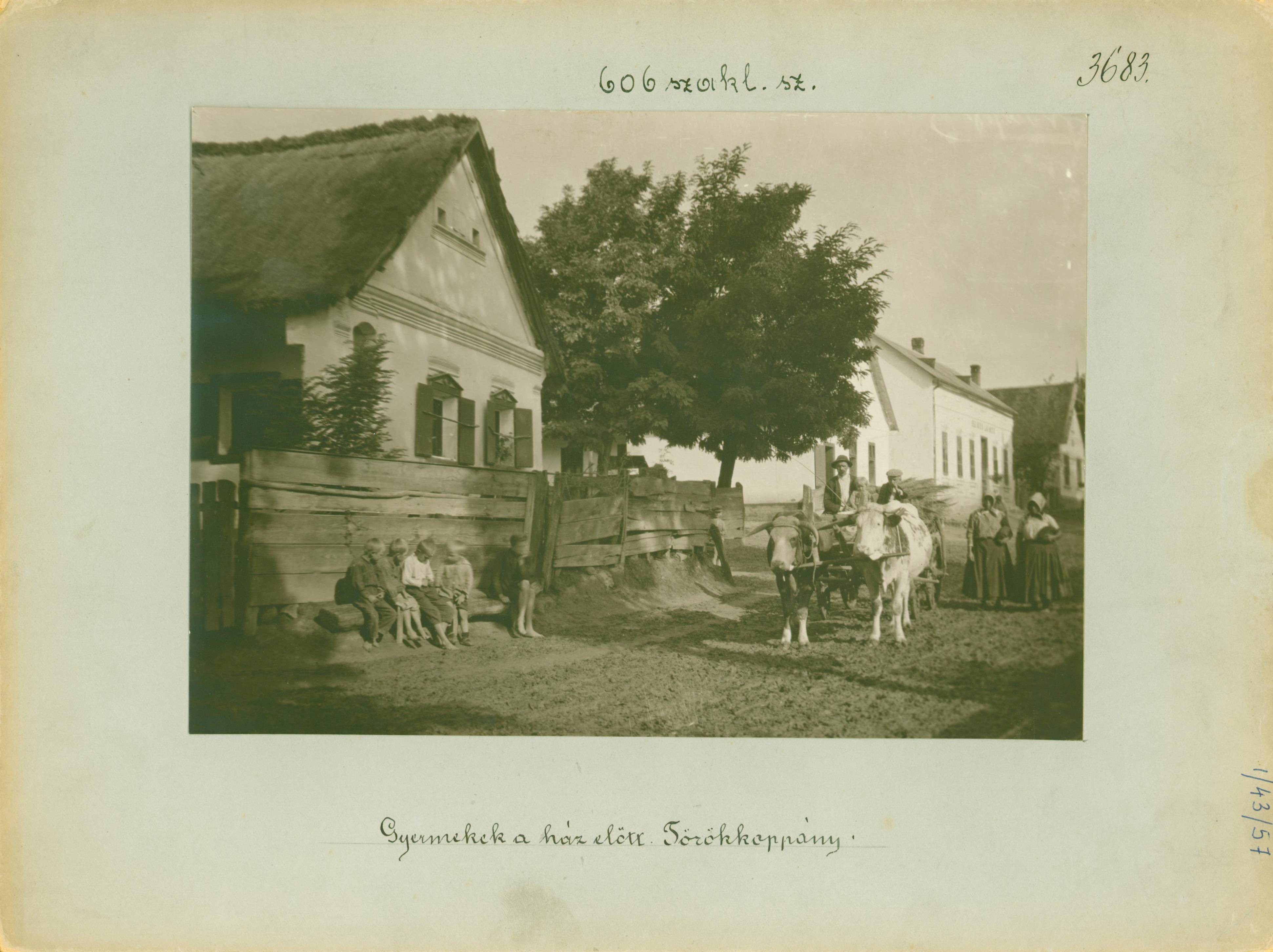 Gyermekek a ház előtt Törökkoppányban (Rippl-Rónai Múzeum RR-F)