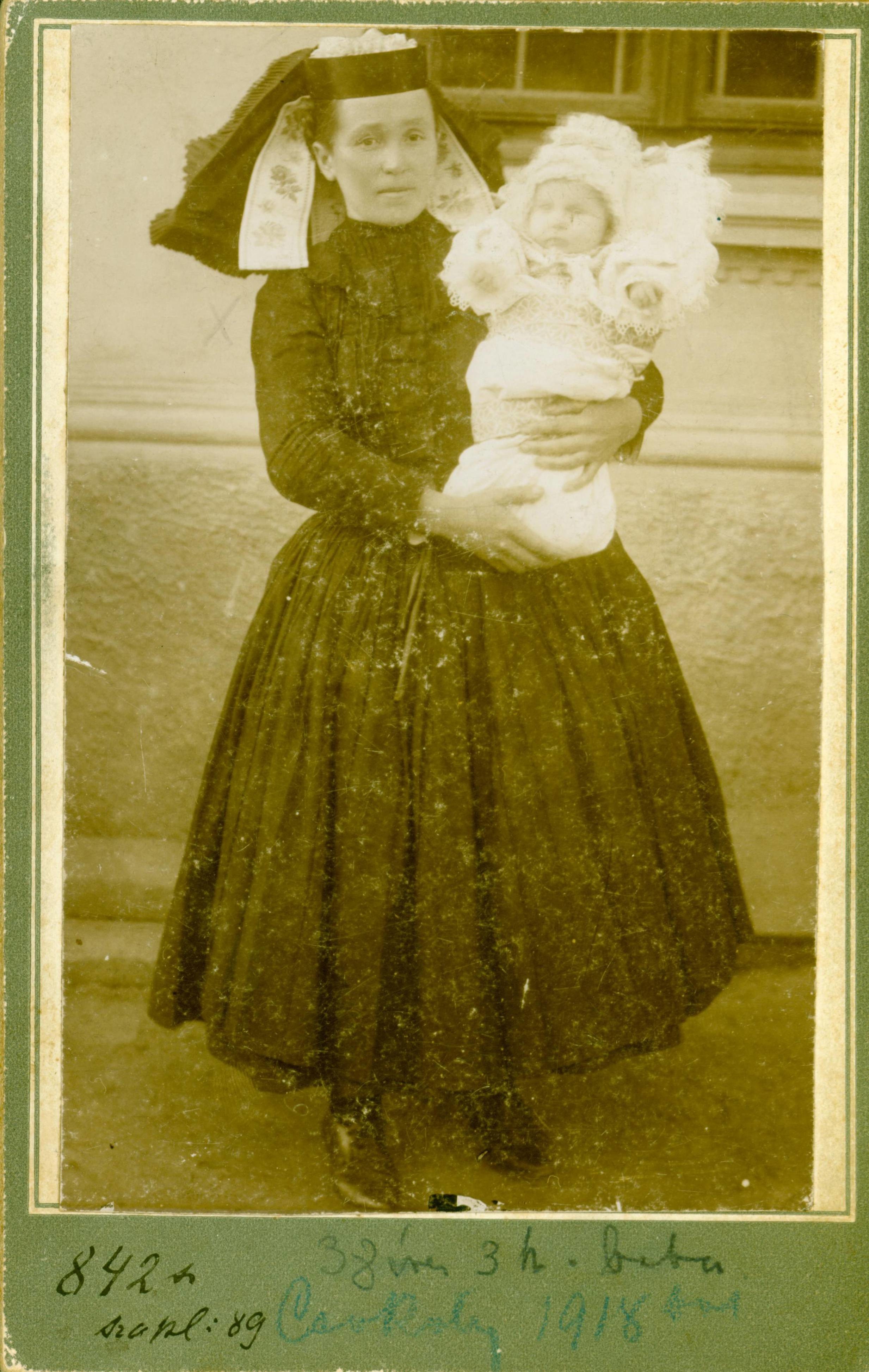 Gyermeket tartó csökölyi asszony 1918-ból (Rippl-Rónai Múzeum RR-F)