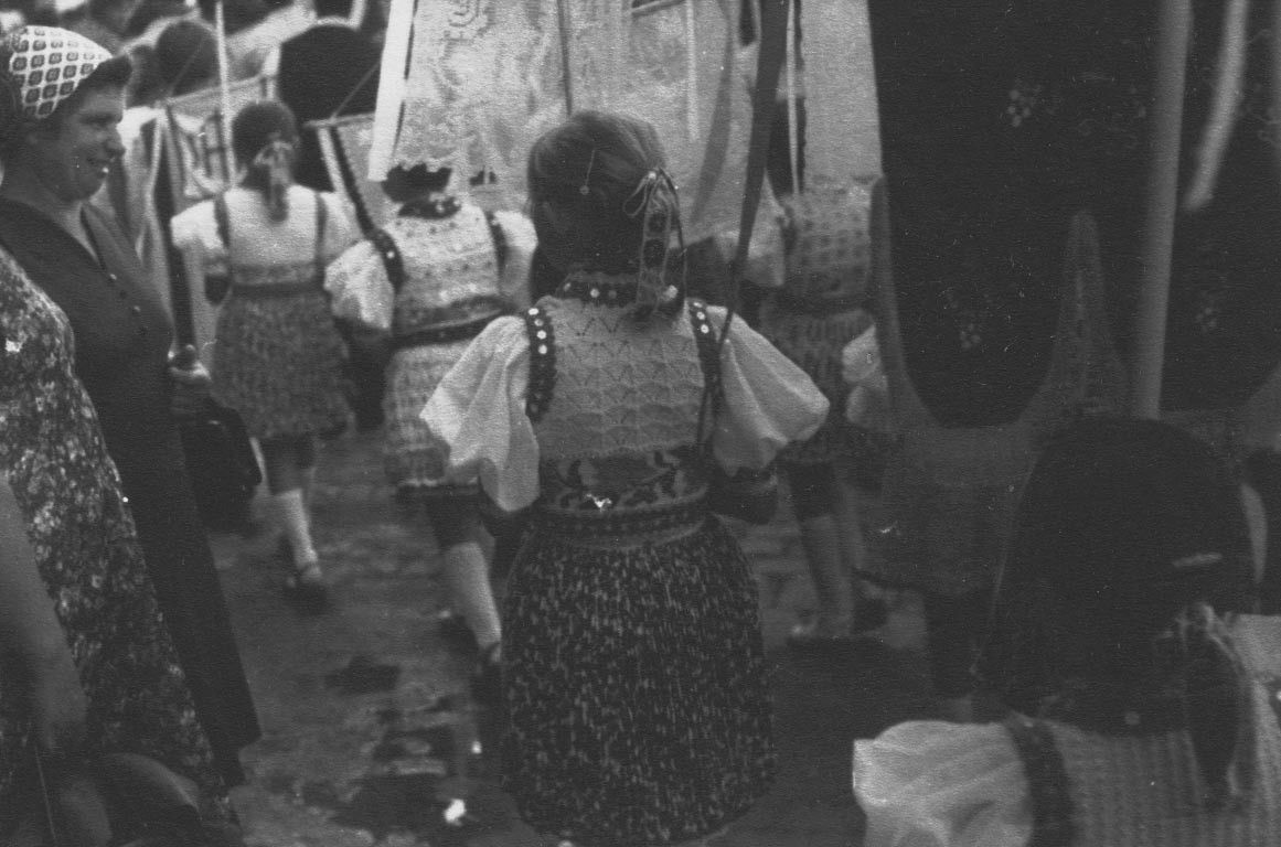 Hollókői kislányok menete a búcsúban (Rippl-Rónai Múzeum RR-F)