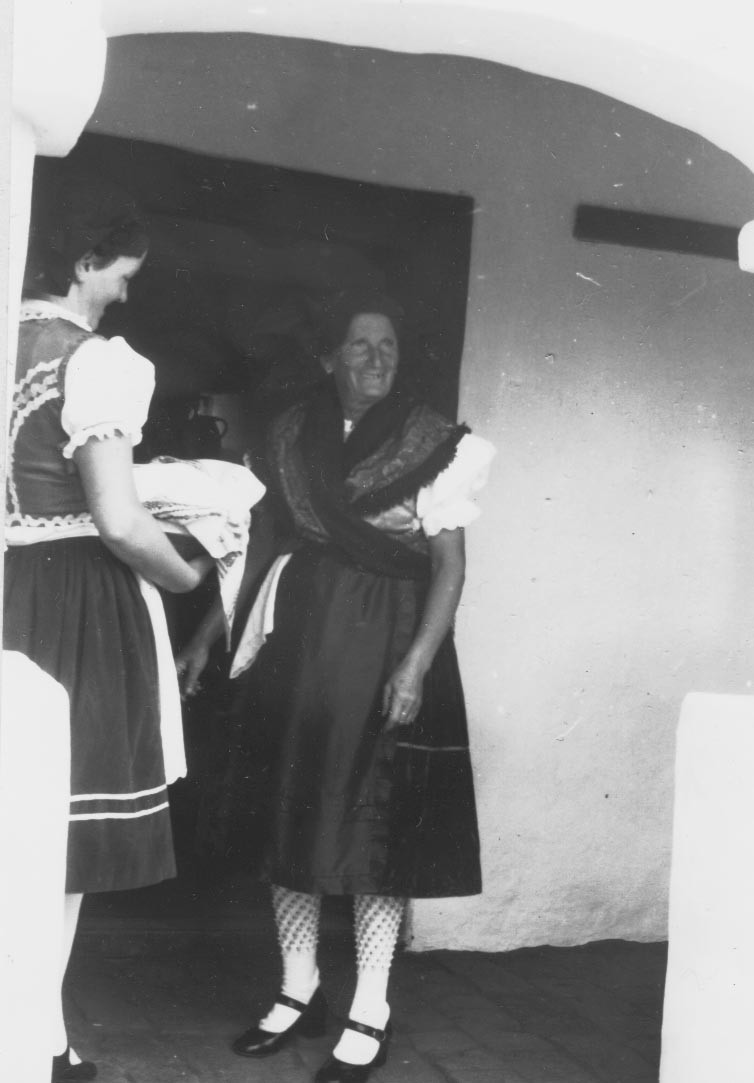 Idős és fiatalasszony viseletben (Rippl-Rónai Múzeum RR-F)