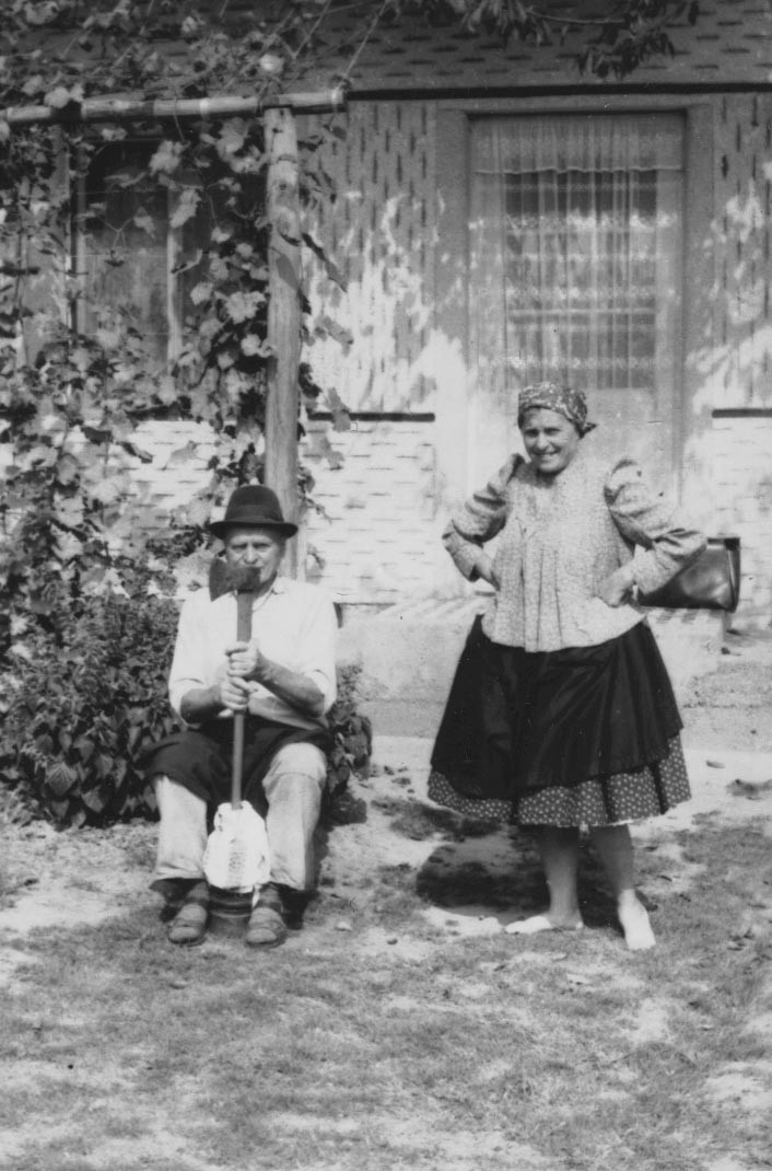 Idős házaspár hétköznapi viseletben (Rippl-Rónai Múzeum RR-F)