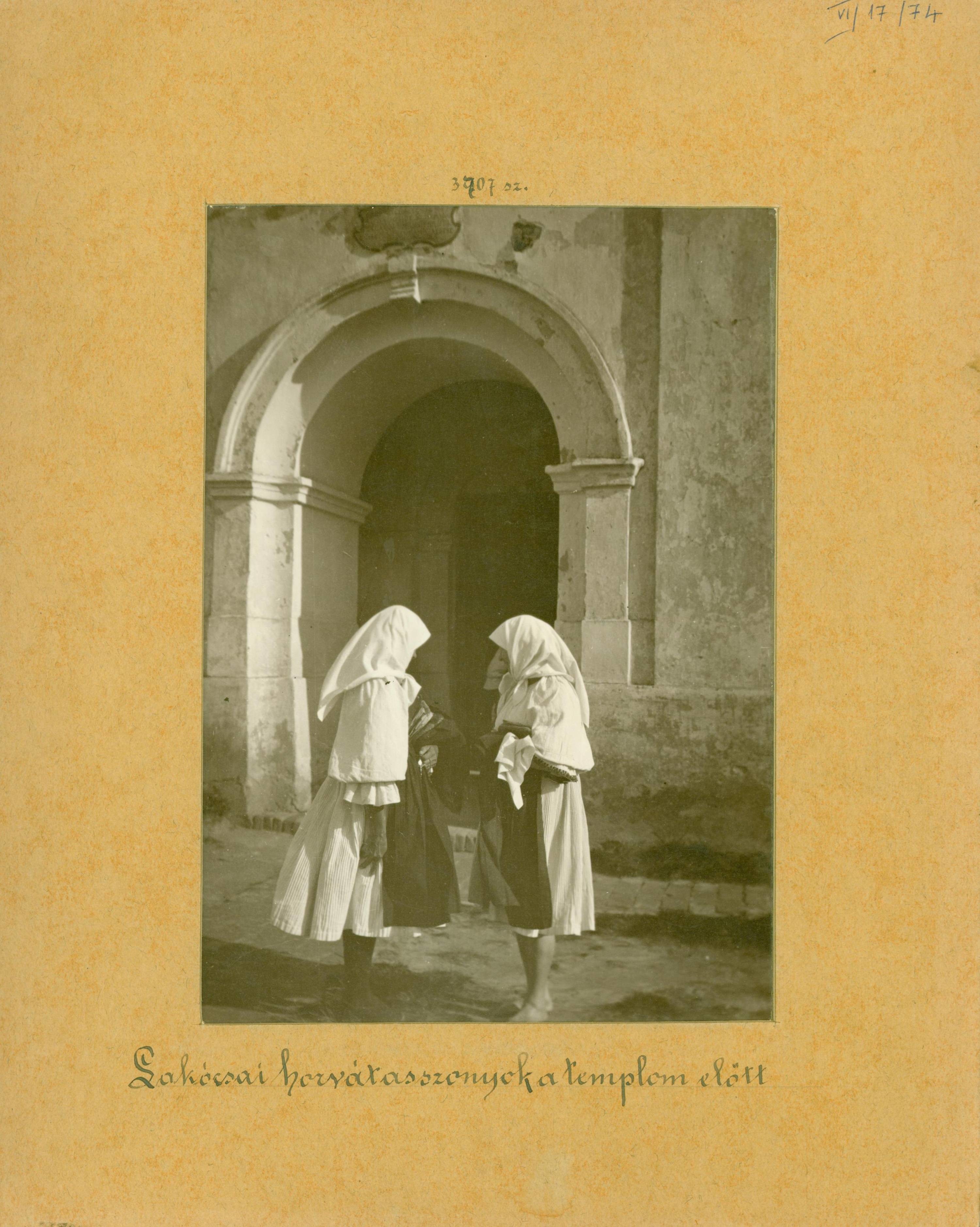Lakócsai horvát asszonyok a templom előtt (Rippl-Rónai Múzeum RR-F)