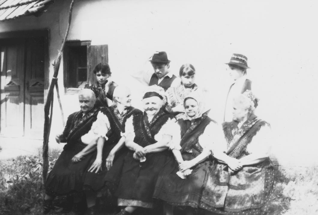 Somogyudvarhelyi idősek és fiatalok viseletben (Rippl-Rónai Múzeum RR-F)