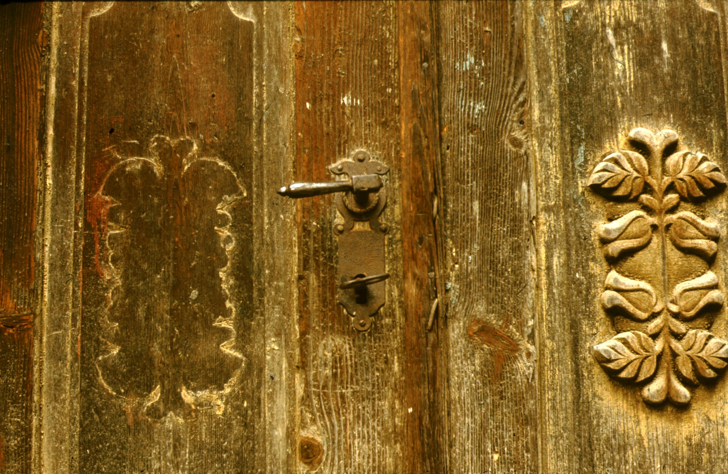 XIX. század végén készült ajtó fa díszítésekkel (Rippl-Rónai Múzeum RR-F)