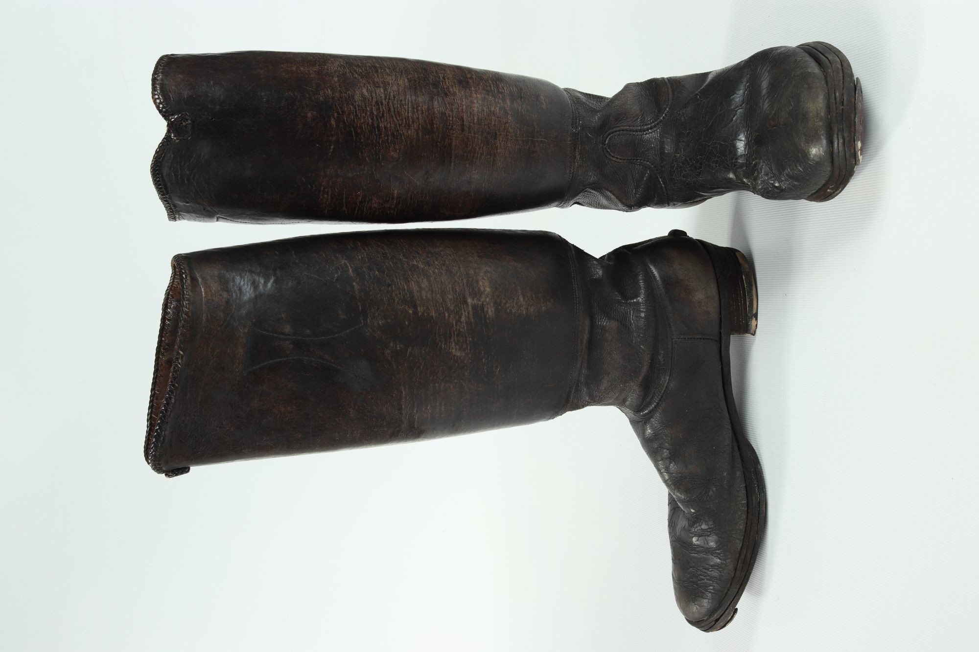 Csizma, férfinak, ünnepi "vitézkötésös csizma" (Rippl-Rónai Múzeum RR-F)