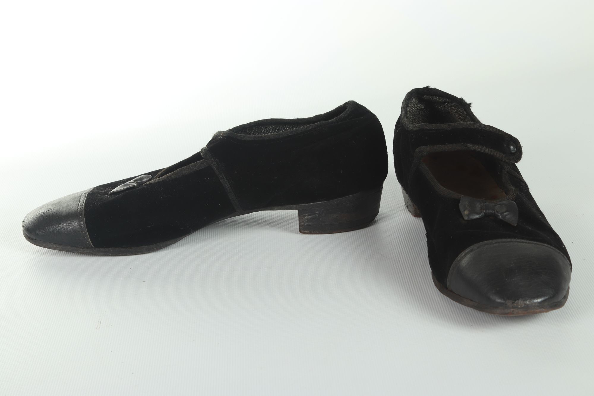 Esküvői cipő (Rippl-Rónai Múzeum RR-F)