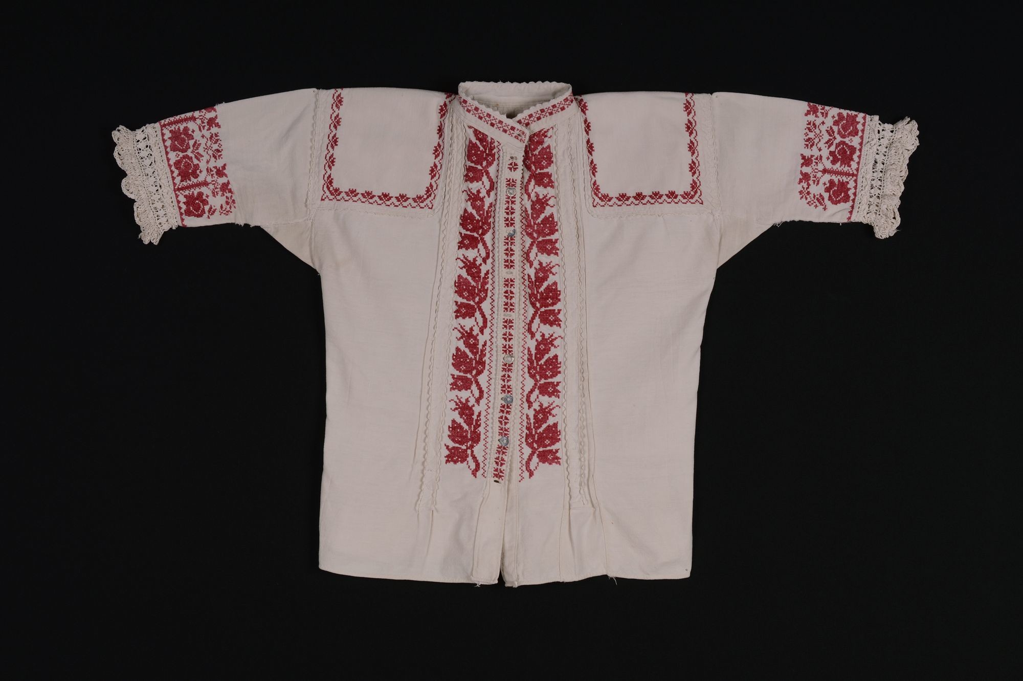"Feszes ing" "körösztszemes" női hímzett vászoning (Rippl-Rónai Múzeum RR-F)