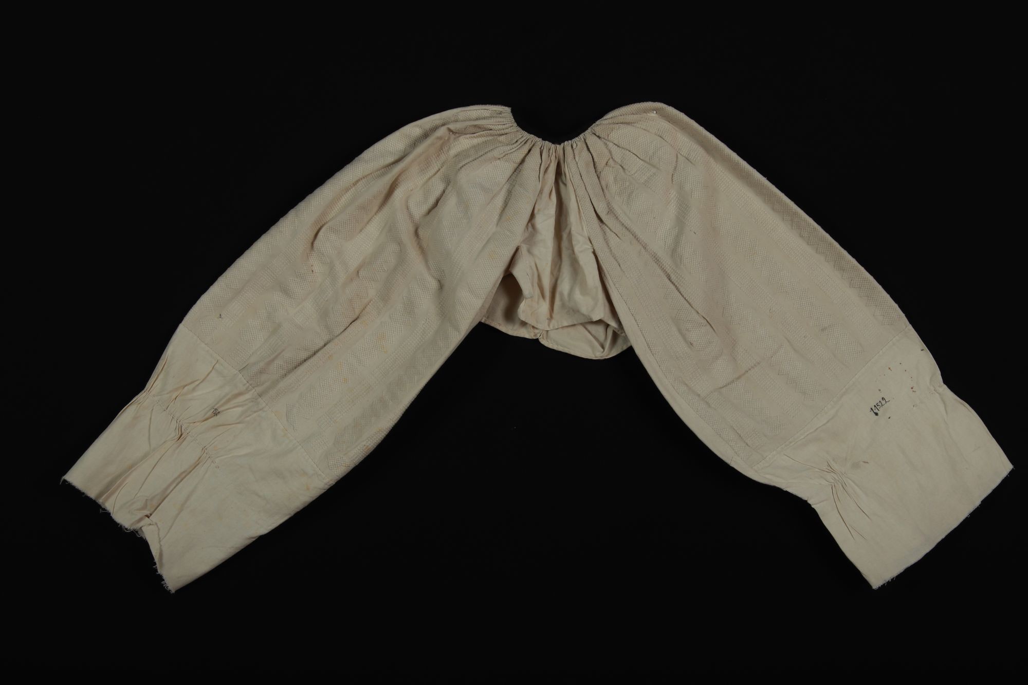 Ujjas, drávamenti tiszta fehér (Rippl-Rónai Múzeum RR-F)