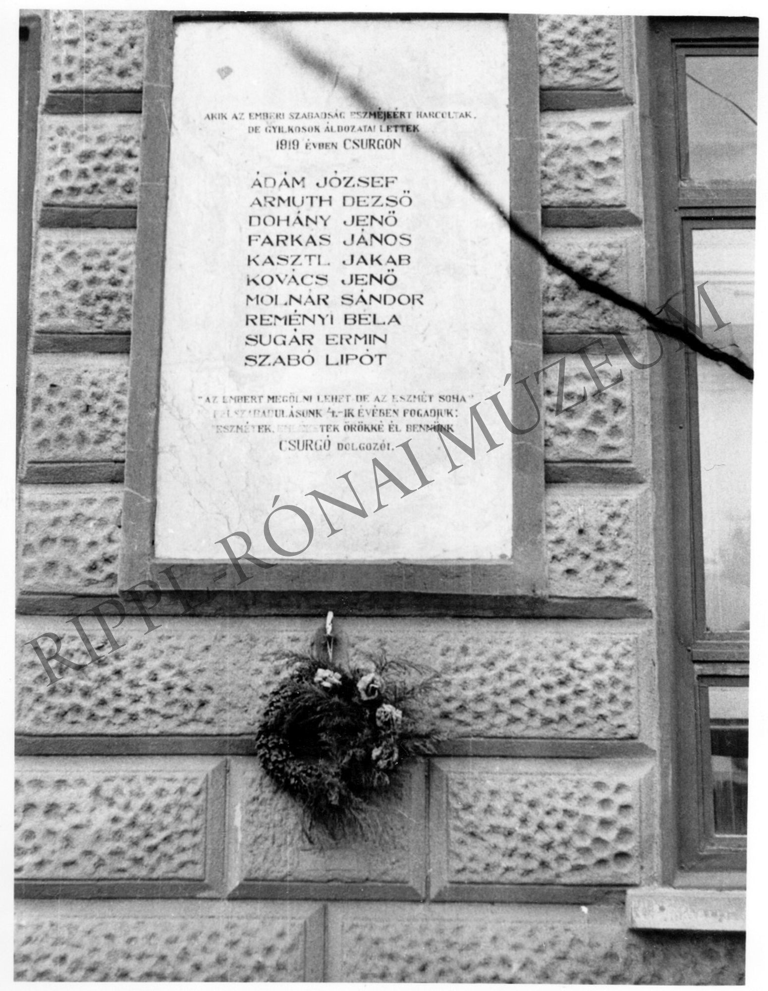 '19-es mártírok emléktáblája a csurgói földművesszövetkezet háza falán (Rippl-Rónai Múzeum CC BY-NC-SA)