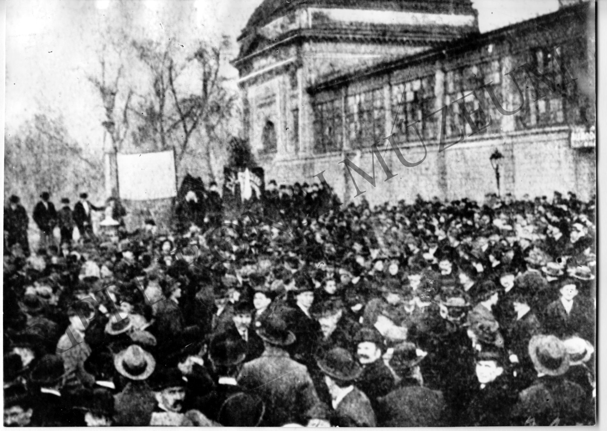 1917. nov. 25-i tüntető gyűlés a városligeti Iparcsarnoknál. (Rippl-Rónai Múzeum CC BY-NC-SA)