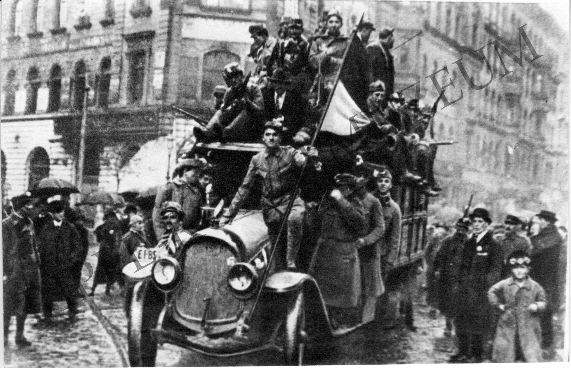 1918. október 31-én győzött a polgári demokratikus forradalom. Őszirózsás sapkájú katonák egy teherautón (Rippl-Rónai Múzeum CC BY-NC-SA)