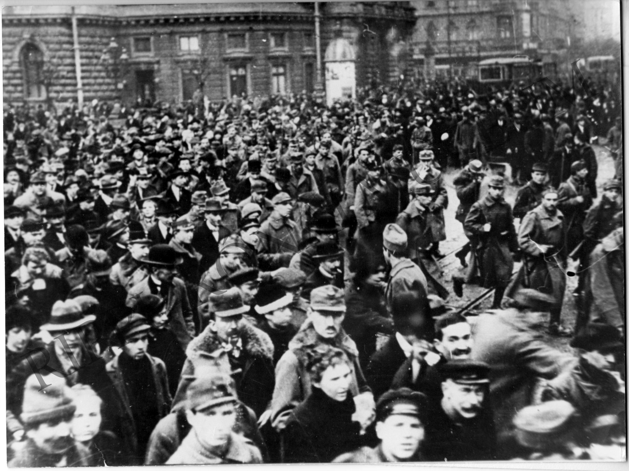 1919. febr. 20. Munkanélküliek tüntetése a Népszava előtt. (Rippl-Rónai Múzeum CC BY-NC-SA)