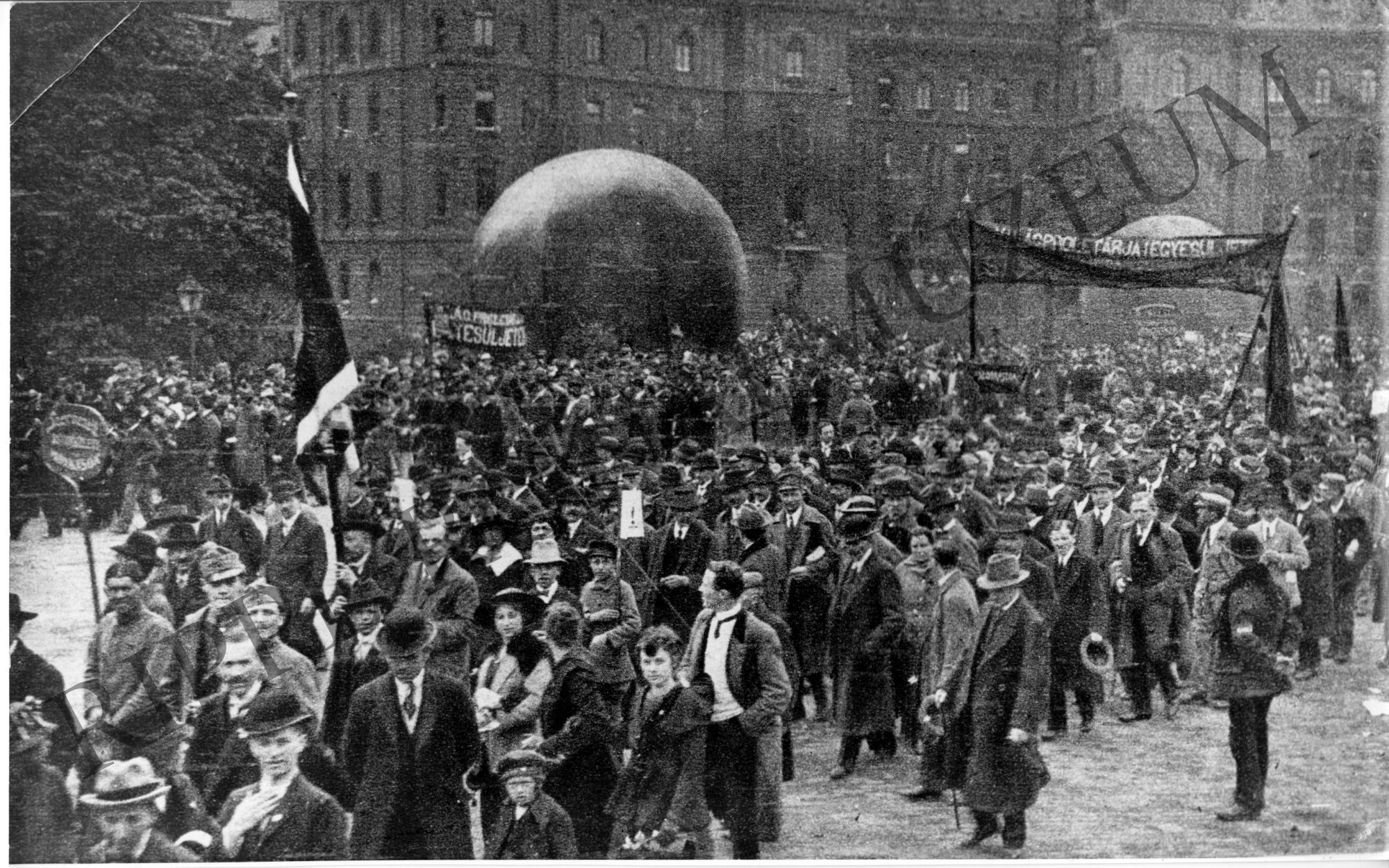 1919 május 1-jei felvonulás. Részlet - a Köröndnél megy a nép (Rippl-Rónai Múzeum CC BY-NC-SA)