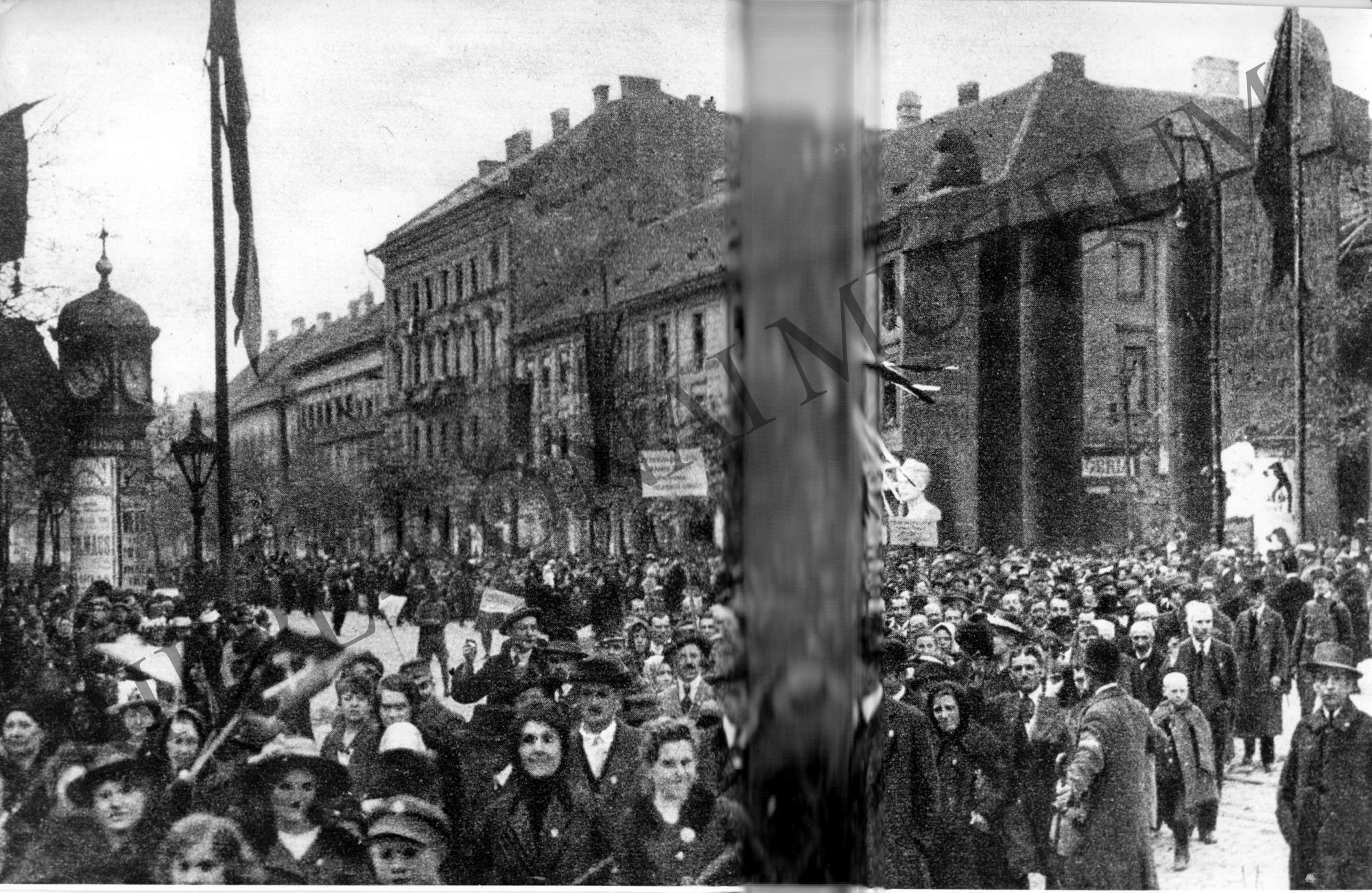 1919 május 1-jei felvonulás. Részlet - a menet a Fürdő utcai torkolatnál (Rippl-Rónai Múzeum CC BY-NC-SA)