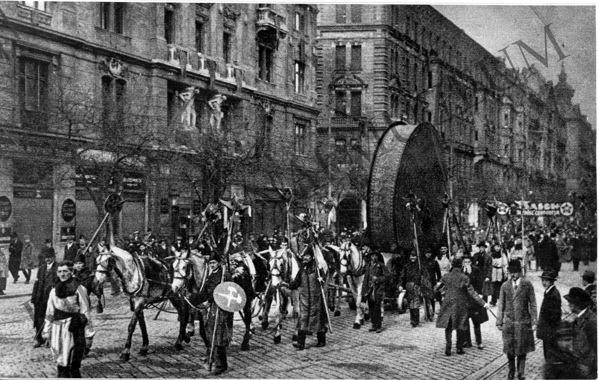 1919 május 1-jei felvonulás. Részlet - a moziüzemi munkások felvonulása (Rippl-Rónai Múzeum CC BY-NC-SA)