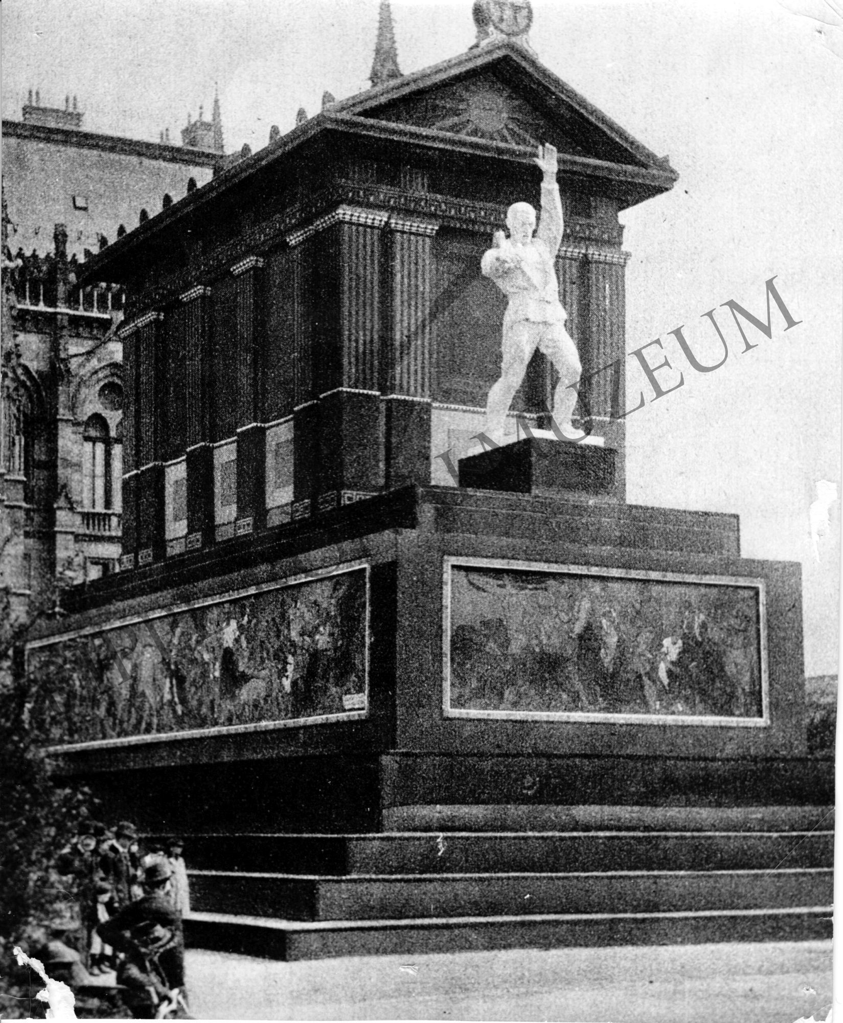 1919 május 1-jei felvonulás. Részlet - a Munka Háza a Parlament előtt (Rippl-Rónai Múzeum CC BY-NC-SA)
