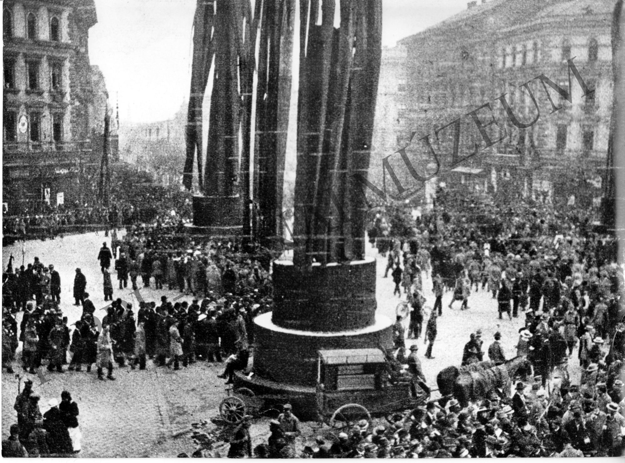 1919 május 1-jei felvonulás. Részlet - az Oktogon a felvonuló munkásokkal (Rippl-Rónai Múzeum CC BY-NC-SA)