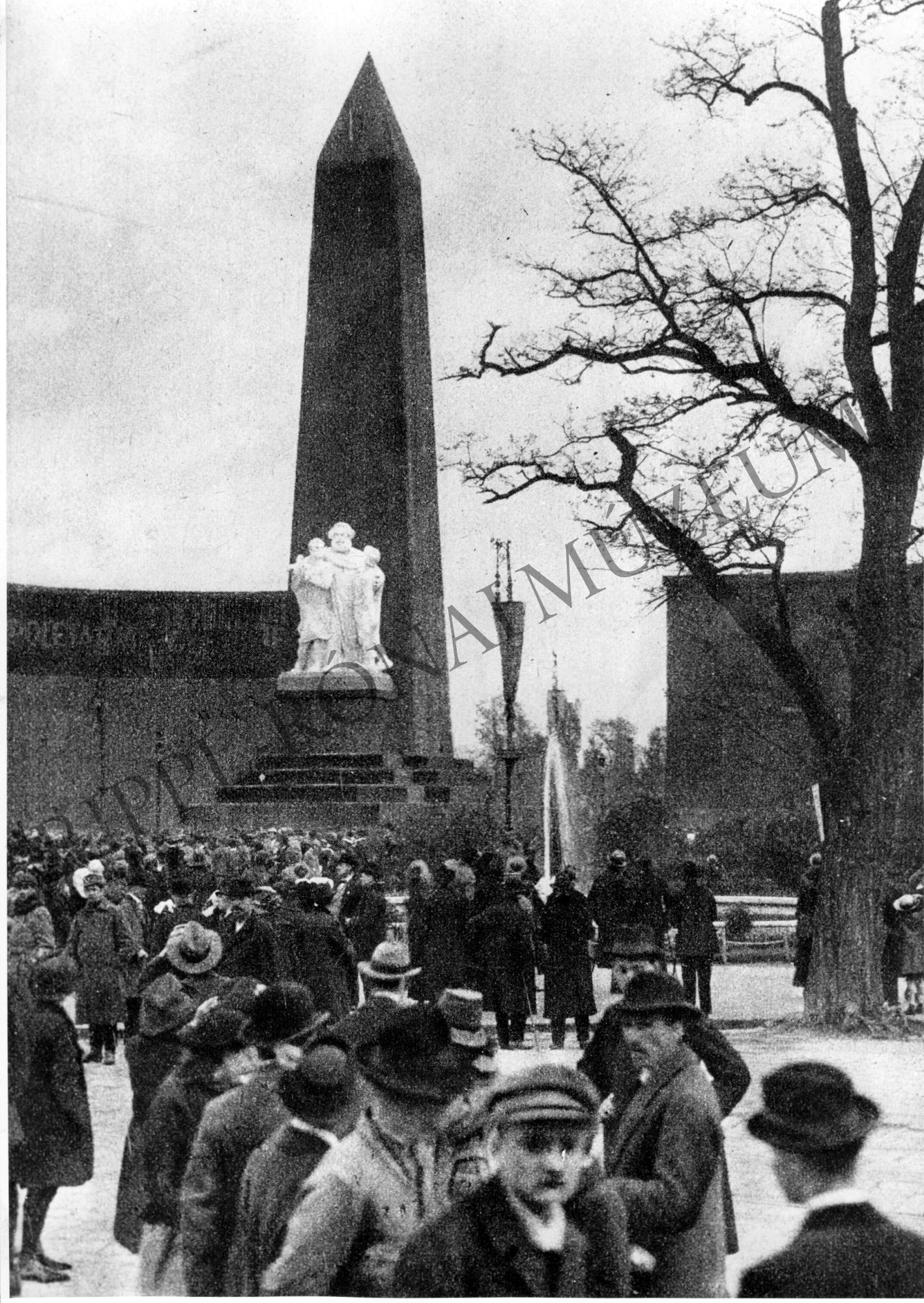 1919 május 1-jei felvonulás. Részlet - Marx allegória a millenniumi emlékoszlop helyén (Rippl-Rónai Múzeum CC BY-NC-SA)