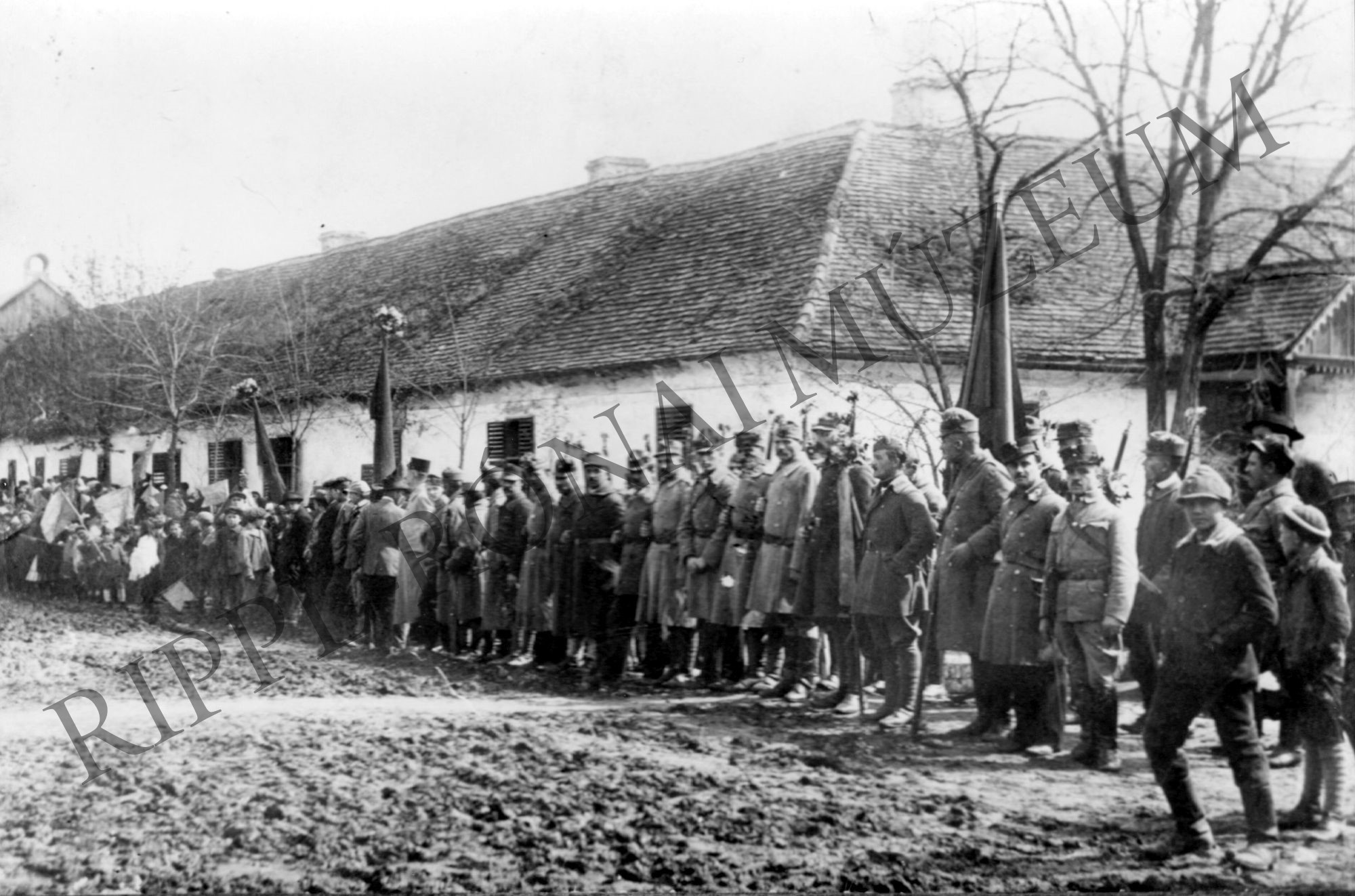 1919. május 1-jei felvonulás Tabon. A felsorakozott tömegben elsősorban katonák láthatók. (Rippl-Rónai Múzeum CC BY-NC-SA)