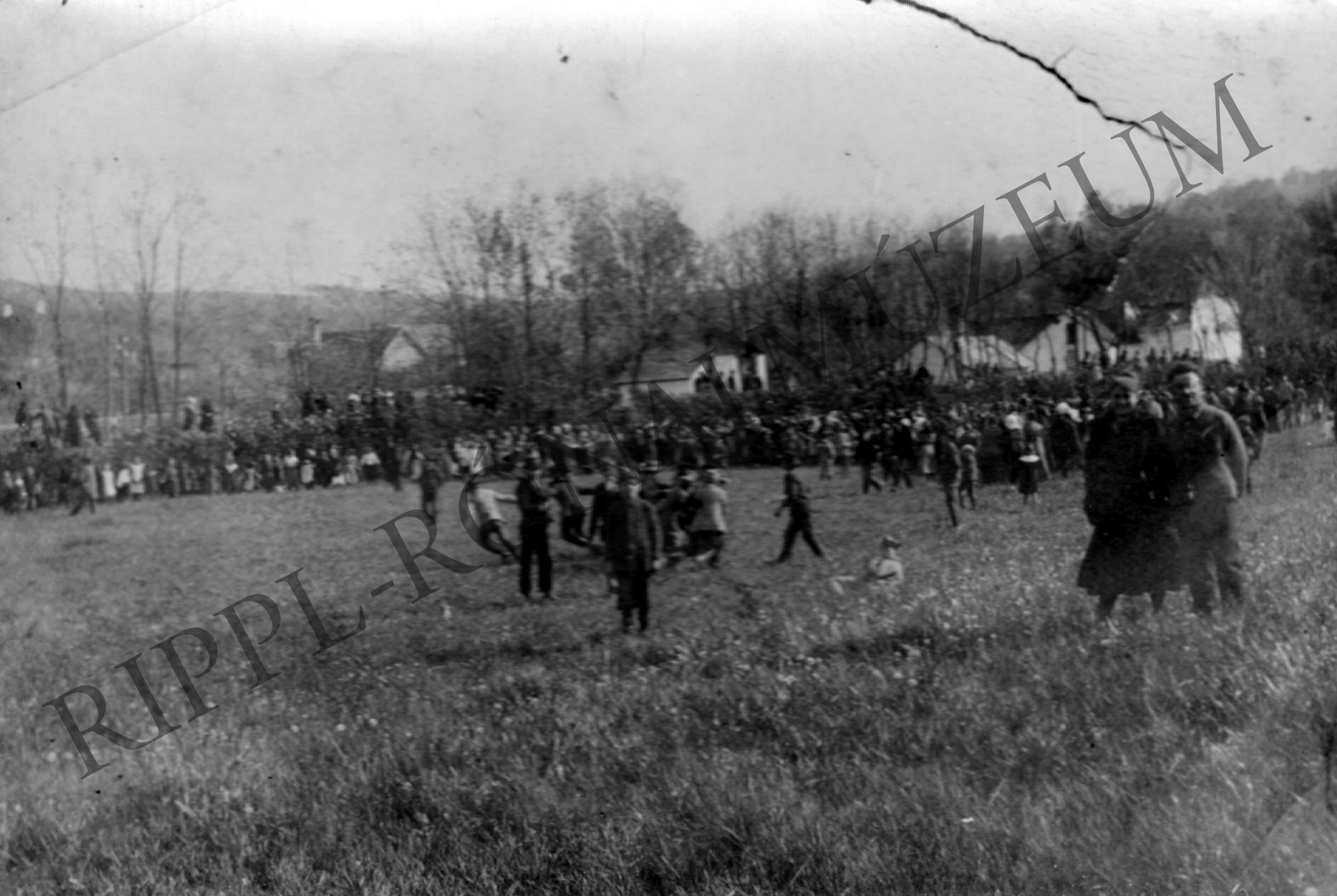 1919. május 1. Tabon
Feltehetőleg a felvonulás utáni szórakozás (Rippl-Rónai Múzeum CC BY-NC-SA)