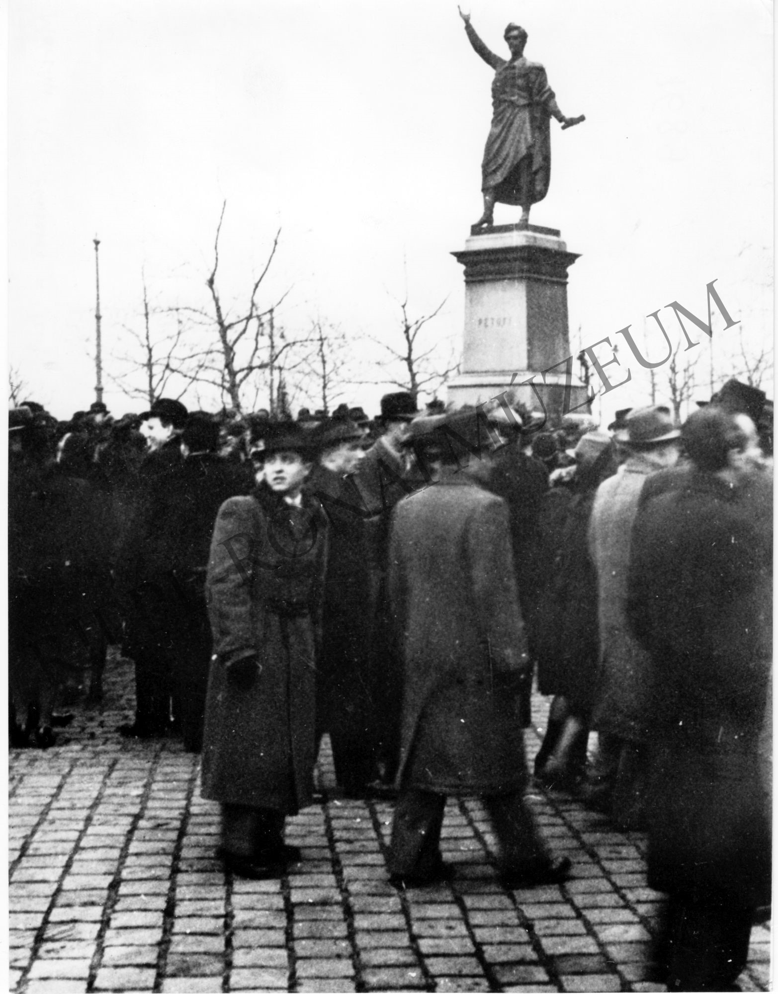 1942. március 15-i tüntetés a budapesti Petőfi-szobornál (Rippl-Rónai Múzeum CC BY-NC-SA)
