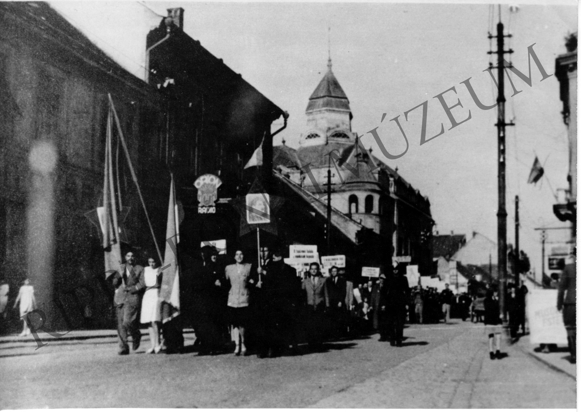 1945. május 9. Felvonulás a Fő utcán (Rippl-Rónai Múzeum CC BY-NC-SA)