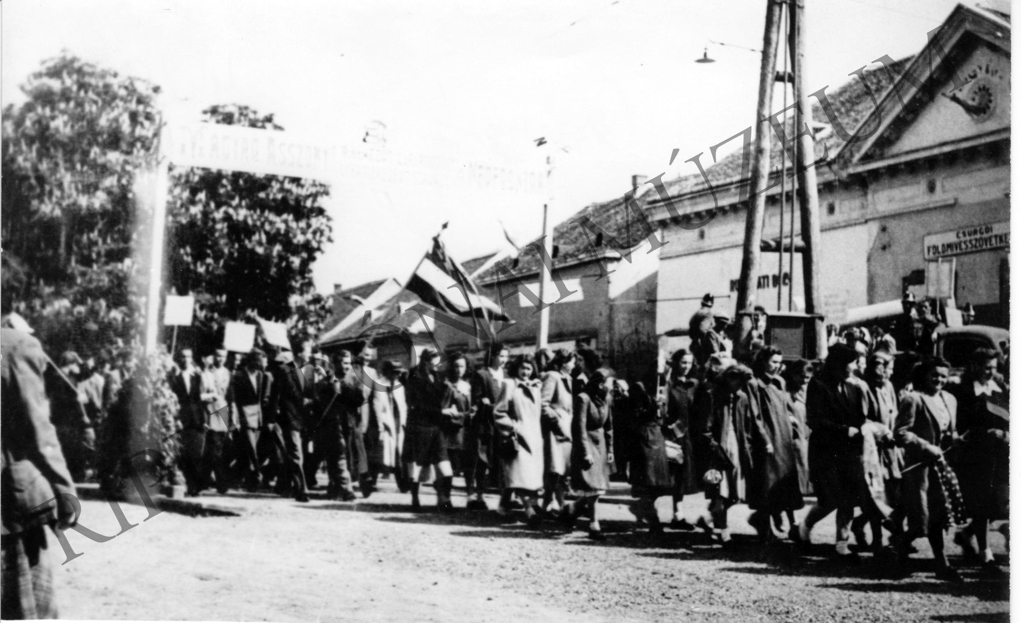 1949. május 1-jei felvonulás Csurgón. A csurgói gimnázium tanulói a felvonuláson (Rippl-Rónai Múzeum CC BY-NC-SA)