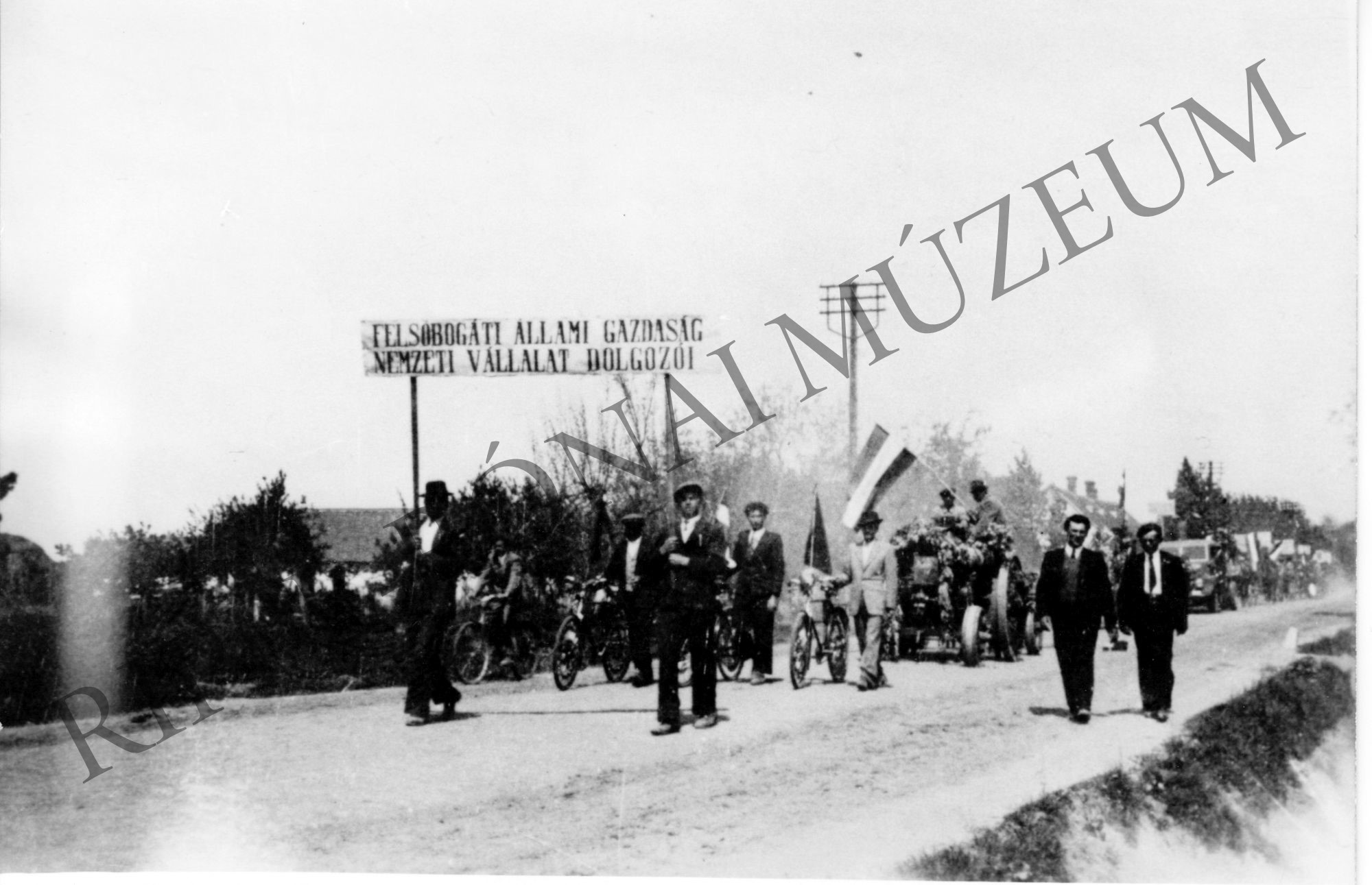 1949. május elsejei felvonulás Felsőbogáton (Rippl-Rónai Múzeum CC BY-NC-SA)