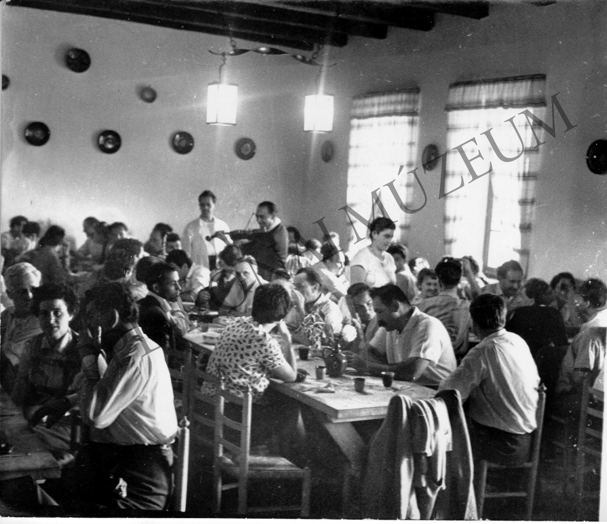 1956-ban nyílt meg a fonyódi műemléknek nyilvánított présház a nagyközönség előtt. A vendéglőben cigányzenét játszanak a balatoni borok mellé (Rippl-Rónai Múzeum CC BY-NC-SA)
