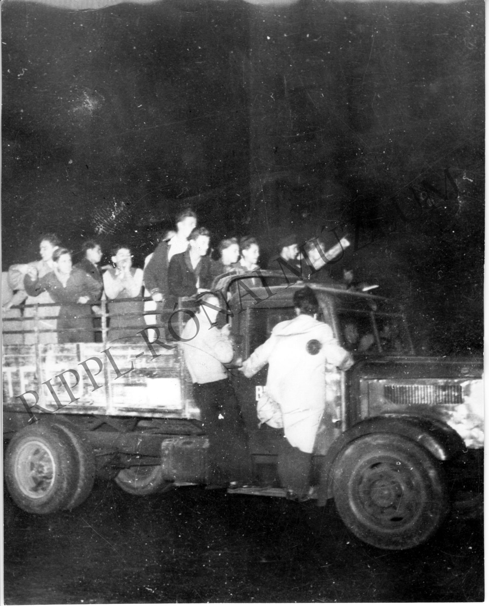 1956. október 23-án este "ellenforradalmár" felkelők elfoglalták a TEFU-telepeket. (Rippl-Rónai Múzeum CC BY-NC-SA)