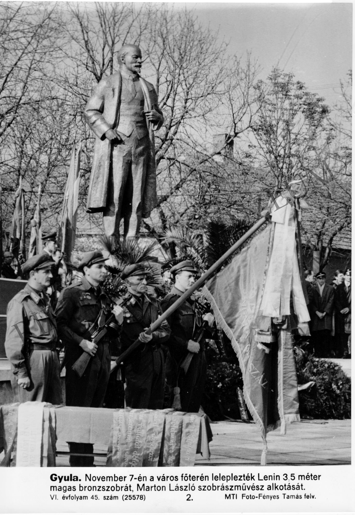 1965. november 7-én Gyula város főterén leleplezték Lenin 3,5 méter magas bronzszobrát (Rippl-Rónai Múzeum CC BY-NC-SA)