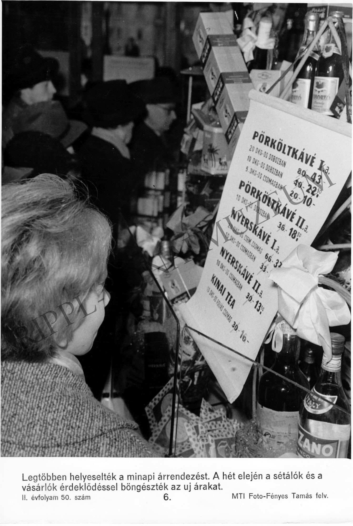Árrendezés. A vásárlók a Csemege üzlet új árait böngészik. (Rippl-Rónai Múzeum CC BY-NC-SA)